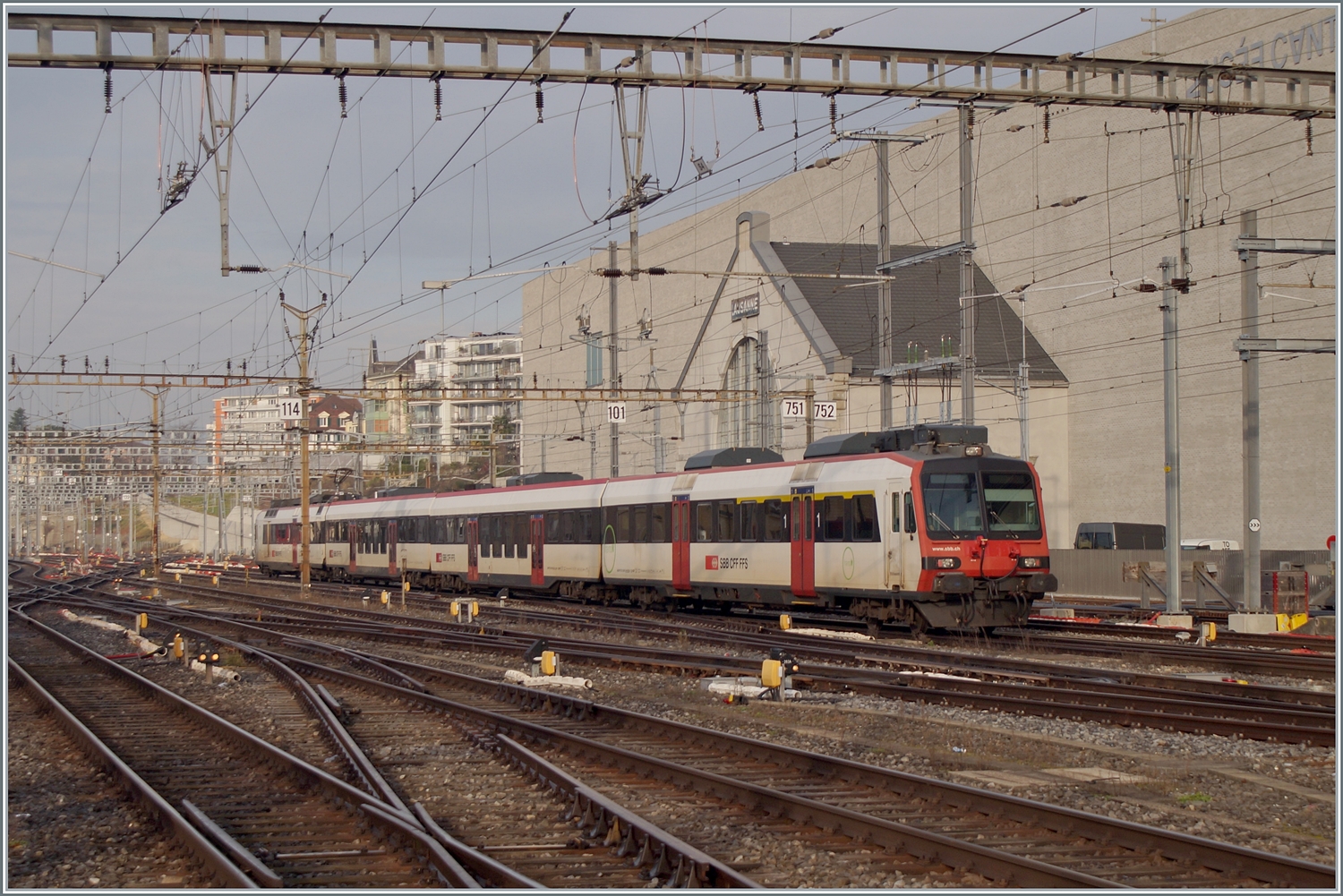 Ebenfalls auf Rangierfahrt ist dieser RBDe 560 mit TransN Anschriften in Lausanne. 

29. Jan. 2024