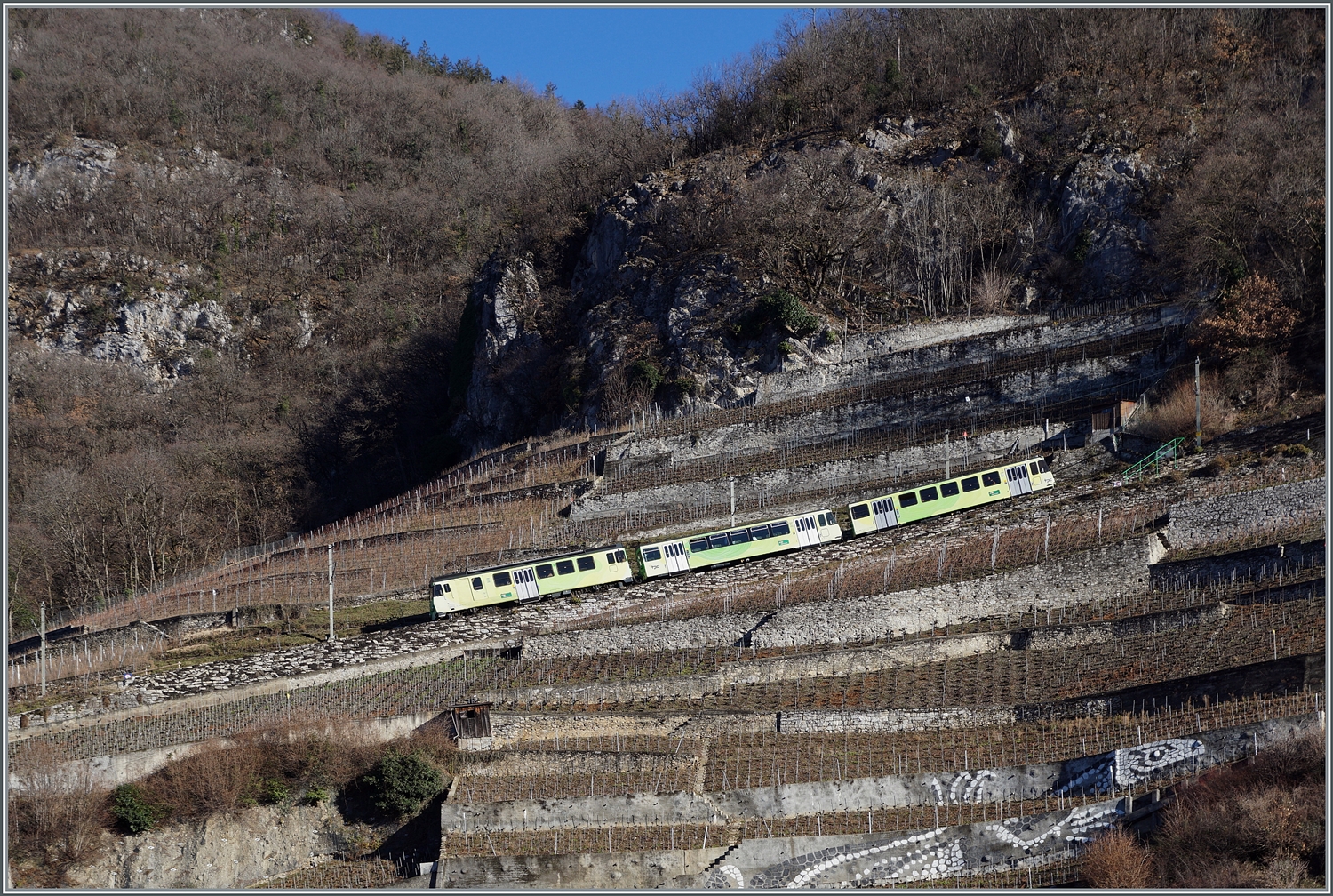 Ein A-L Zug ist in den Weinbergen oberhalb von Aigle auf der (steilen!) Fahrt nach Leysin. 

27. Jan. 2024