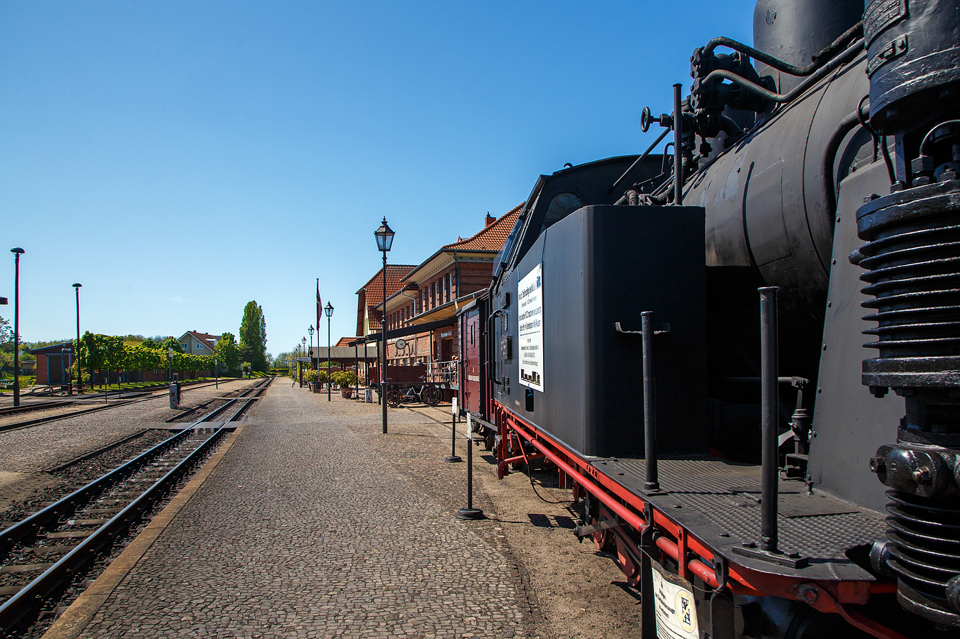 Ein anderer Blick auf den Bahnhof Ostseebad Kühlungsborn-West (bis 1938 Ostseebad Arendsee) der Mecklenburgischen Bäderbahn Molli am 15.05.2022. Der Blick geht entlang der Molli Museums-/Denkmaldampflok MBB 99 332, eine LKM Typ 225 PS, ex DB 099 905, ex DR 99 2332, ex DR 99 332, ex Wismut 44 und dahinter der historische zweiachsige Postwagen 71 der damaligen DHE - Doberan-Heiligendammer-Eisenbahn (Vorgänger MBB - Mecklenburgischen Bäderbahn Molli), ex DR 98-84-01. Hinten vor dem Bahnhof bzw. dem Museums-Café noch der Terassenwagen, ein vierachsiger offener Güterwagen ex DR 98-02-55 der Gattung OOw.

Der „Molli“ ist keine Museumsbahn, sondern wird sogar als RB 31 „Bäderbahn Molli“ geführt. 