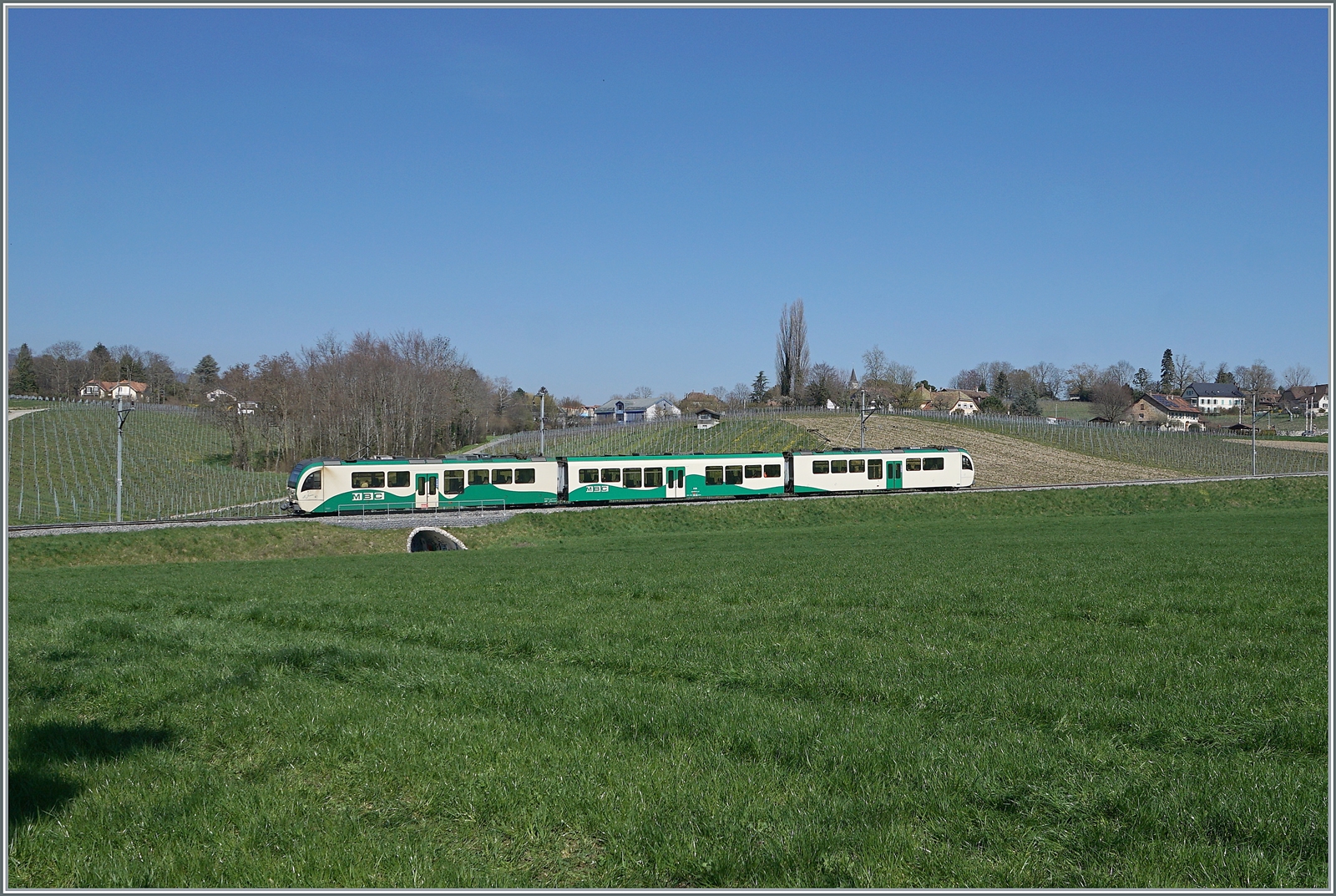 Ein BAM MBC Regionalzug von Morges nach Bière bestehen aus zwei SURF  Be 4/4  und einem Mittelwagen erreicht in Kürze den Halt Vufflens le Château.

5. April 2023