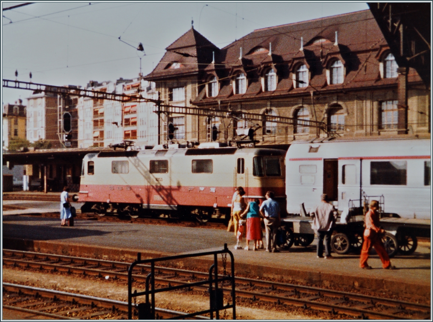 Ein Bild aus alten Zeiten: Die SBB Re 4/4 II 11253 wartet mit dem TEE  Cisalpin  in Lausanne auf die Abfahrt. Der TEE  Cisalpin  war zwischen Milano und Paris unterwegs. und auch der Grund, weshalb die SBB einige wenige dieser TEE Wagen, (Baugleich mit den SNCF Wagen) in ihrem Bestand hatte.

29. Aug. 1981
