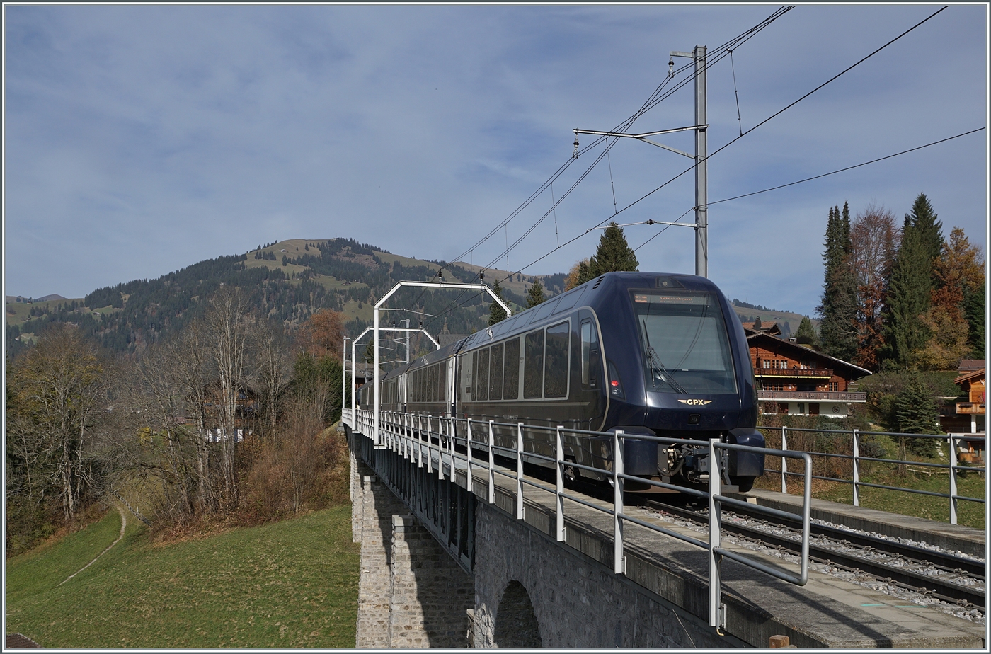 Ein Blick auf die Grubenbachbrücke vo östlichen Brückenkopf aus mit dem GoldenPass Express 4068 von Montbovon nach Interlaken Ost. 

6. Nov. 2024