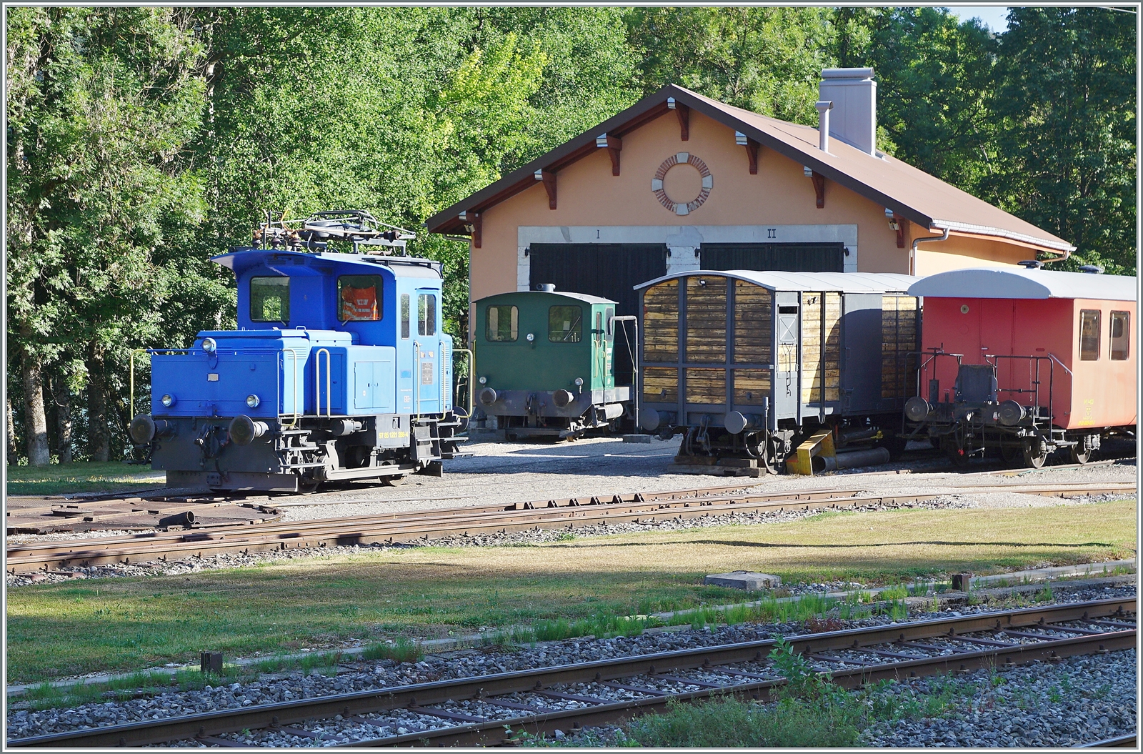 Ein Blick ins Areal der  CTVJ (Compagnie du Train à Vapeur de la Vallée de Joux) mit dem Tem II 221 N° 288 (97 85 1221 288-4, der  Spitzmaus  Tm I 102 (98 85 5230 320-4) in ungewohntem Grün, einem Gklm und einem Personenwagen Typ  Seetal . 

21. Juli 2022