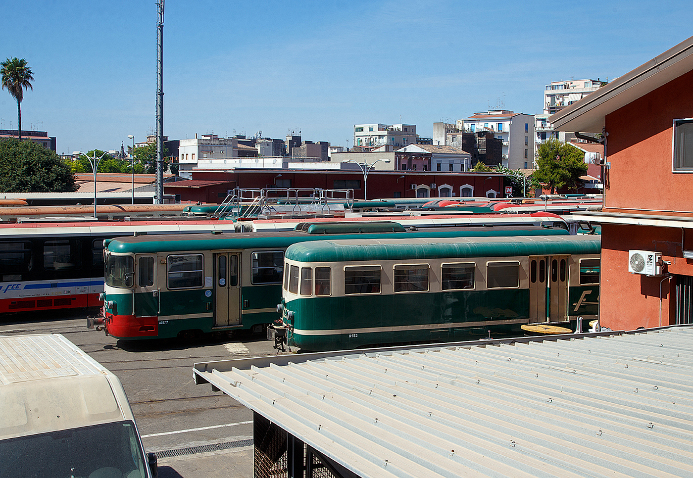 Ein Blick ins Depot/Abstellbereich der Ferrovia Circumetnea (FCE) in Catania Borgo am Sonntag den 17.07.2022, leider ruht sonntags der ganze Bahnbetrieb der 950 mm Schmalspurbahn und in den Abstellbereich kommt man leider nicht.