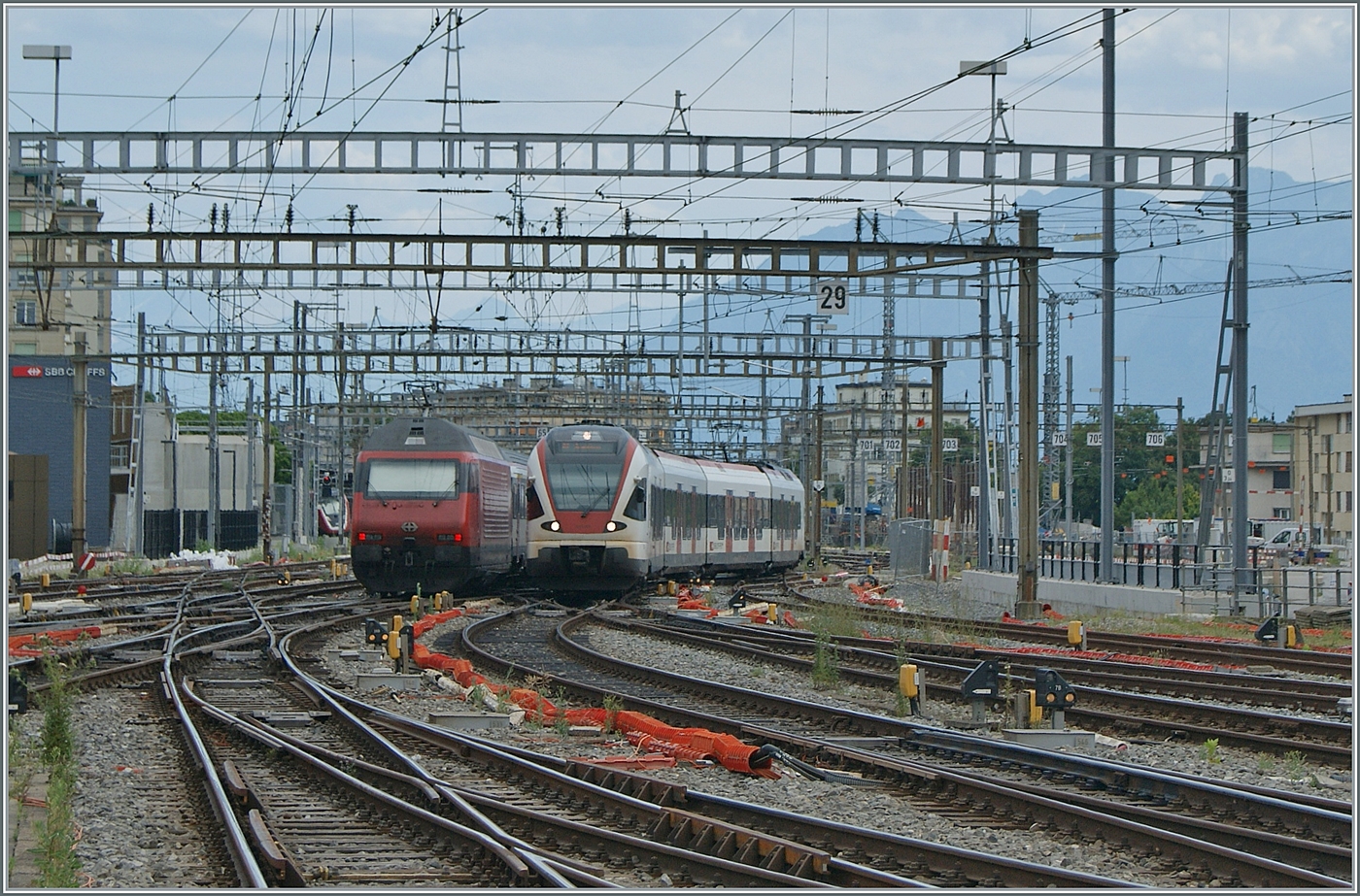 Ein Blick ins Gleisvorfeld in Lausanne in Richtung Osten: Während eine SBB Re 460 mit ihrem IR90 Lausanne in Richtung Brig verlässt erreicht aus der Gegenrichtung ein SBB RABe 523 den Bahnhof von Lausanne. 

19. Juli 2024