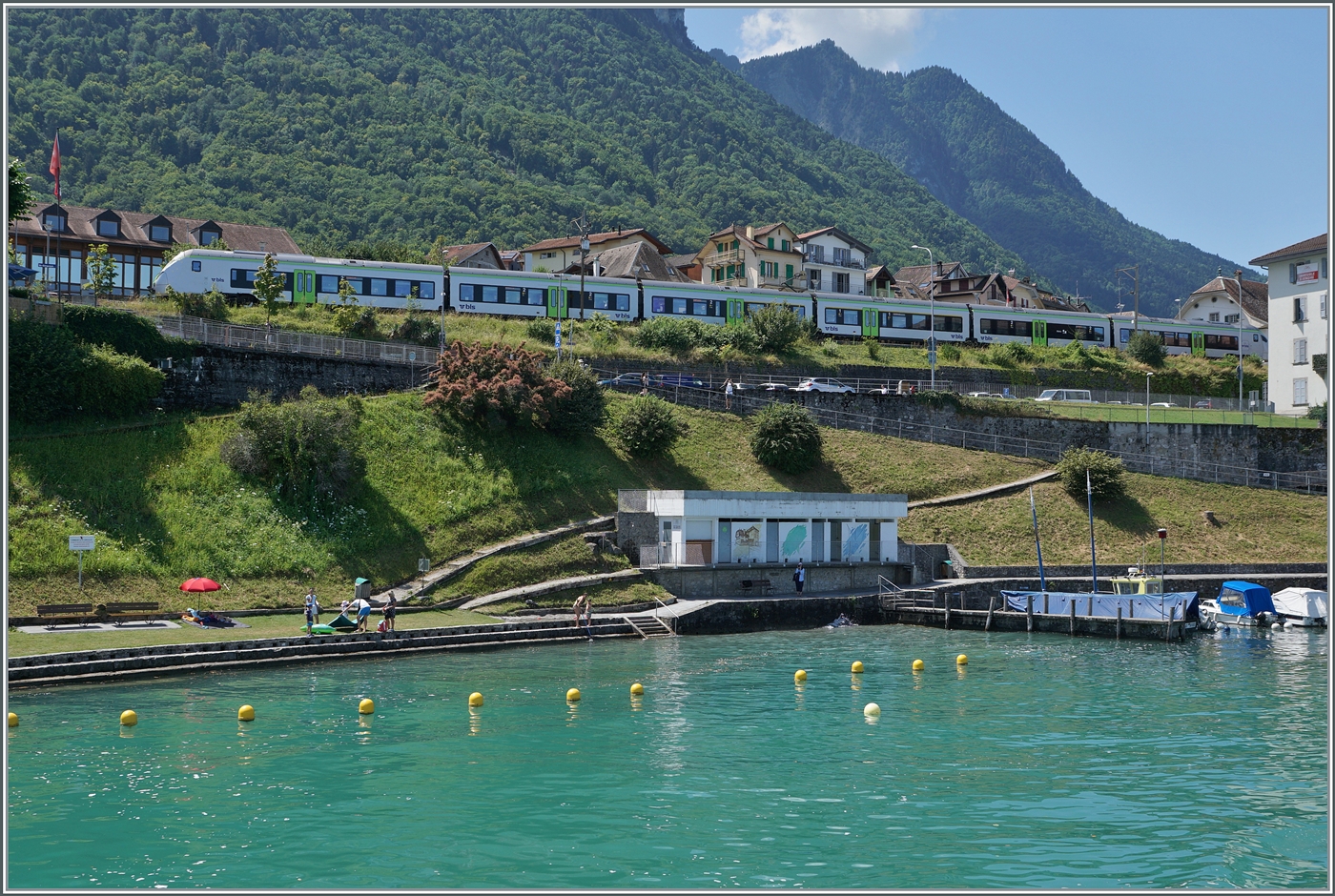 Ein Blick vom Schiff auf den in St-Gingolph wendenden BLS RABe 528. Der MLS MIKA wurde von der RegionAlpes gemietet, da ihre eigen Züge durch den grossen Fahrgastzuwachs Kapazitätsprobleme haben. Der BLS Zug verkehrt in einem Umlauf an Werktagen (ohne SA) und ist deshalb eine selten, aber sehr willkommene Abwechslung am Genfersee. 

2. August 2024