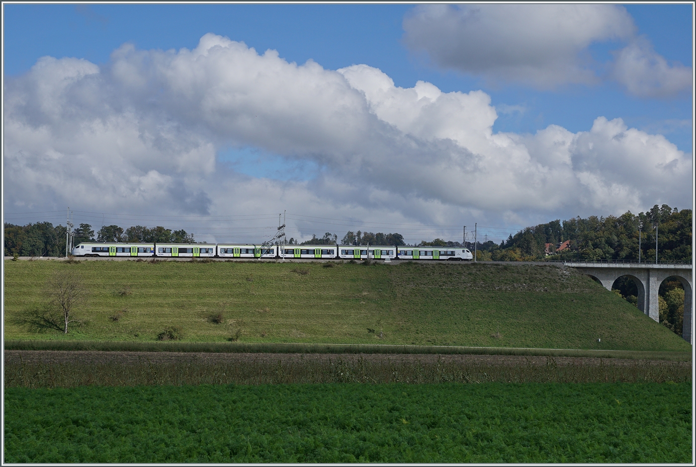 Ein BLS RABe 528 MIKA kurz nach Gümmenen auf der Fahrt nach Bern und kann aufgrund der recht vielen und regelmässig angeordneten Türen leicht als Mika 528 2xx Regionalvariante erkannt werden.


5. Oktober 2024