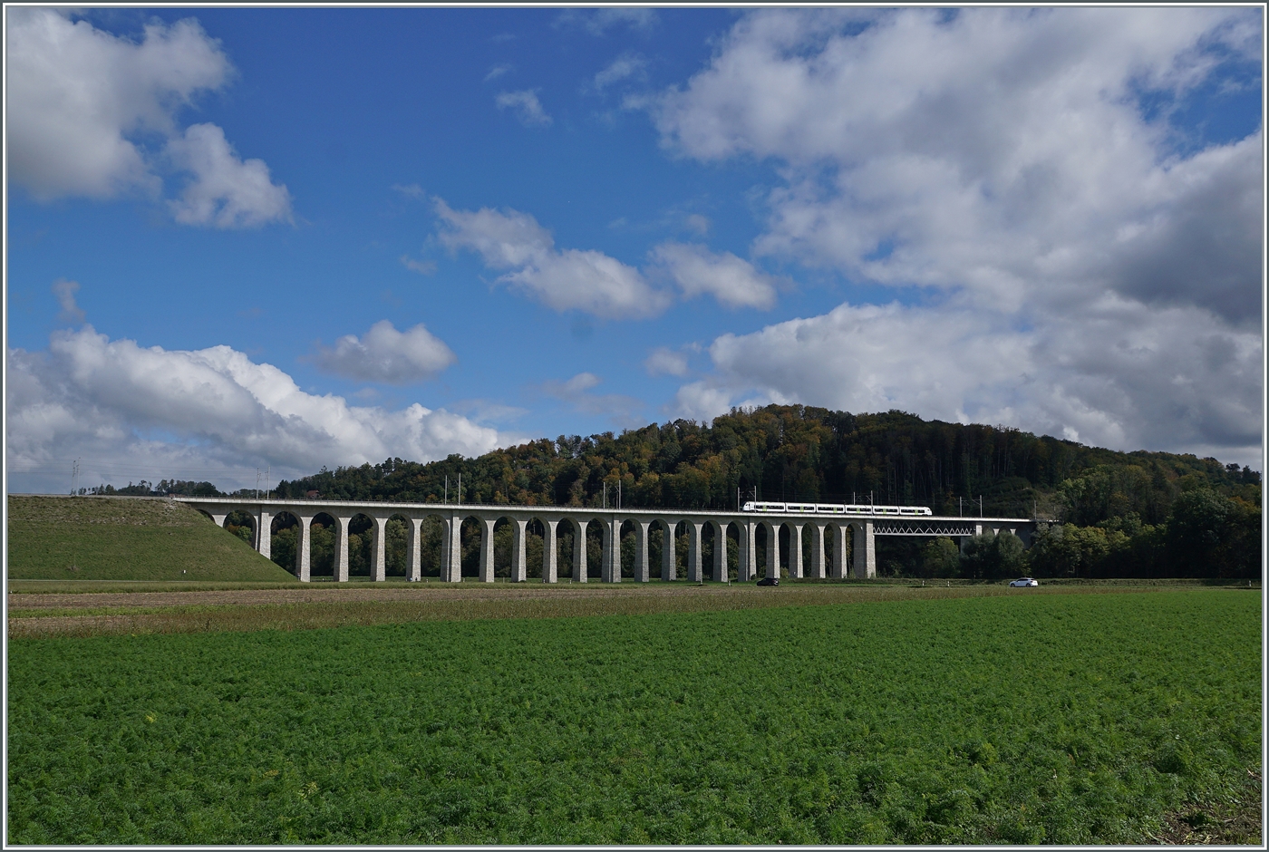 Ein BLS RABe 528 MIKA ist als IR 66 3222 von Bern nach La Chaux de Fonds unterwegs und fährt kurz vor Gümmenen über das markante, 293 Meter lange Gümmenviadukt.

5. Oktober 2024