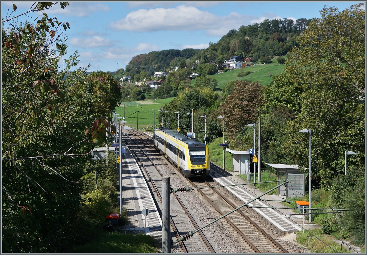 Ein DB VT 612 unterwegs in Richtung Singen fährt durch Haltestelle von Bietingen. 

19.09.2022