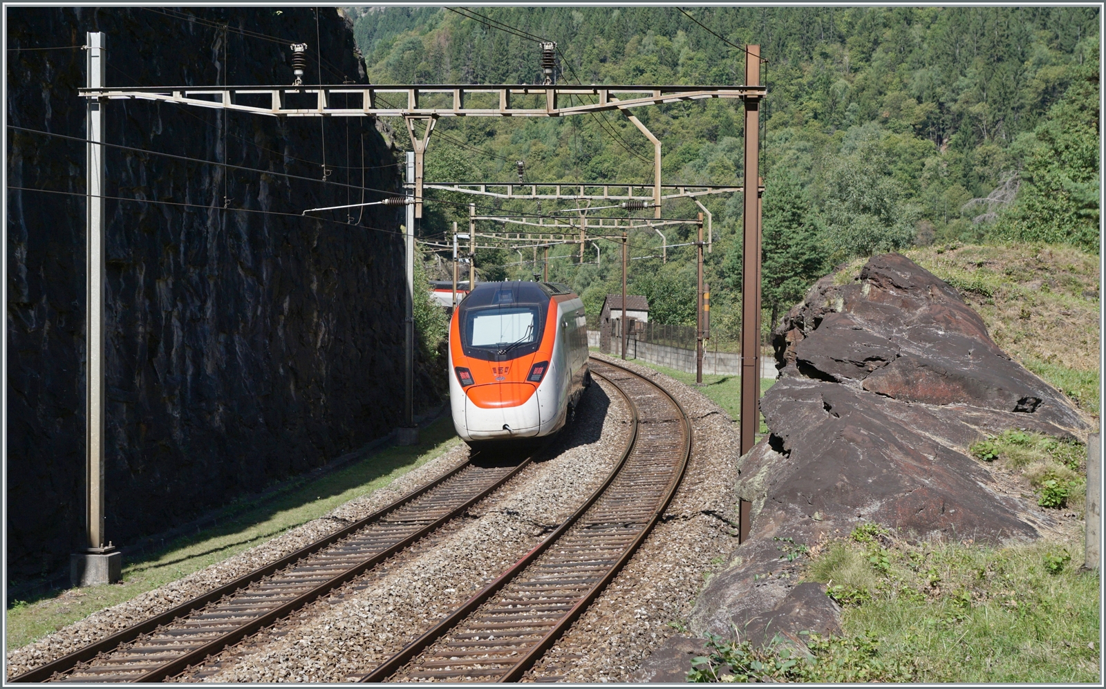 Ein durch die Gotthard Basis Tunnel Sperrung umgeleiteter SBB RABe 501  Giruno  ist kurz nach der Ausfahrt aus dem 1567 Meter langen Pratotunnel, der als 360 ° Kreiskehrtunnel ausgeführt ist und durch den der Zug 40 Höhenmeter gewann nun dem Weg in Richtung Norden. 

4. Sept. 2023