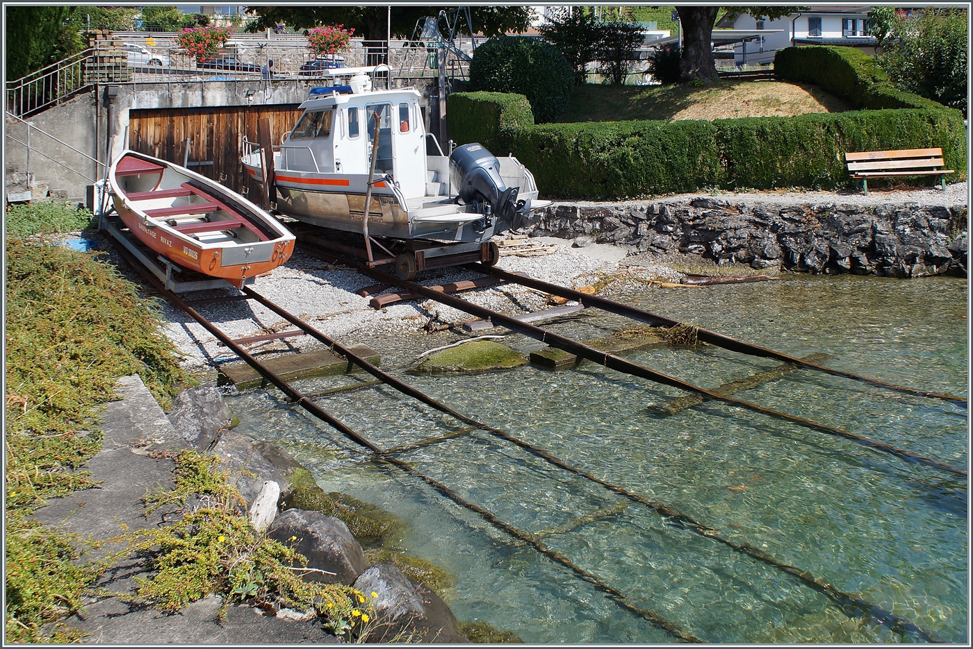 Ein Eisenbahn oder Schiff Bild? Denn ganz klar sind die Schienen auf diesem Bild zu sehen...

16. Aug. 2024