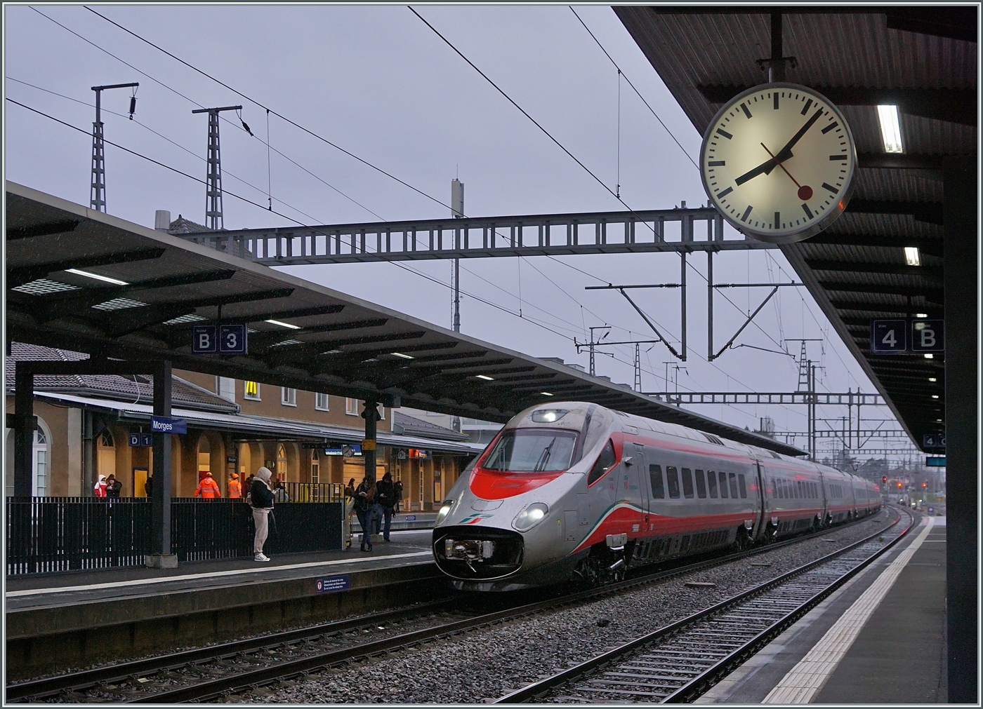 Ein FS Trenitalia ETR 610 auf dem Weg nach als EC nach Domodossolaa bei der Durchfahrt in Morges. 

22. Feb. 2024