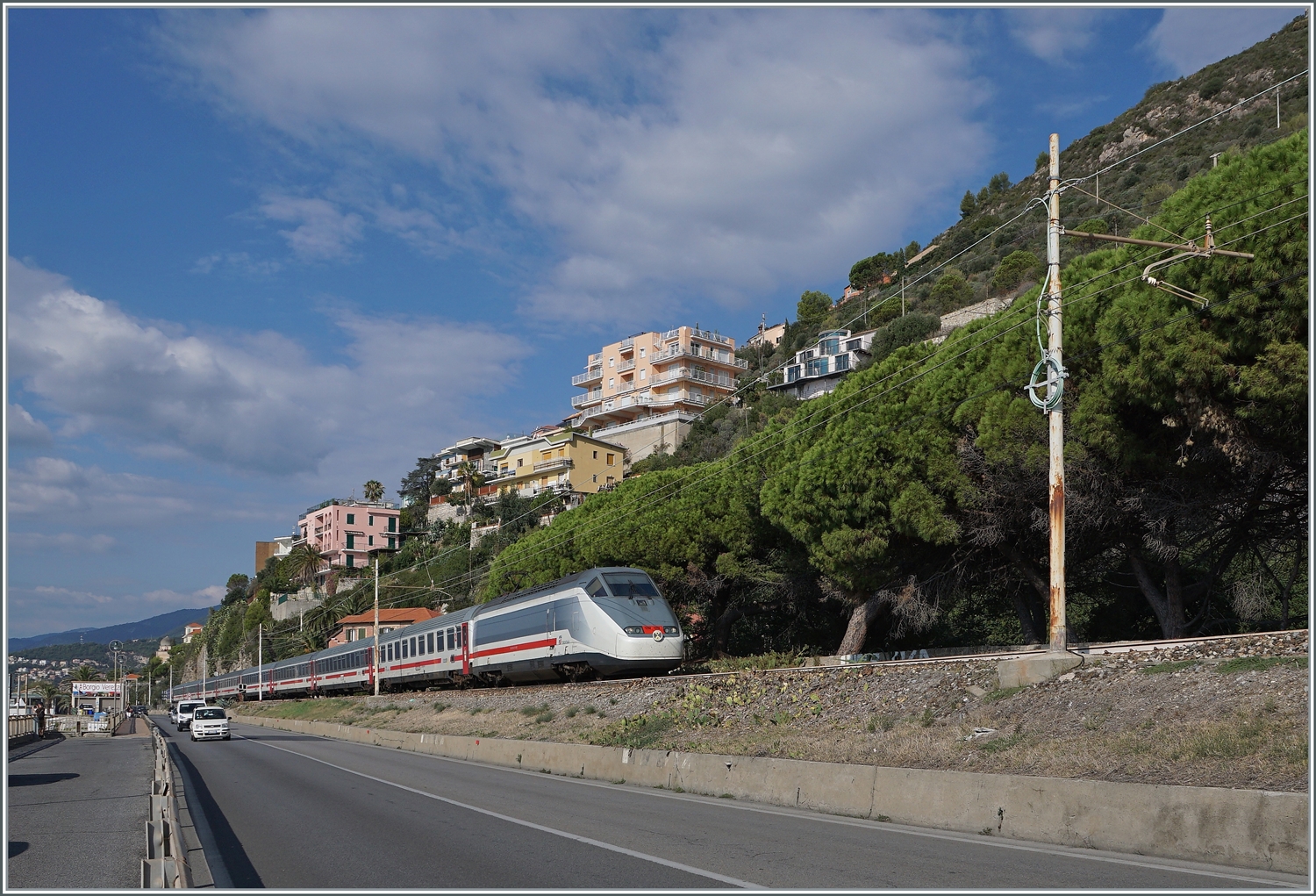 Ein FS Trenitalia Intercity der Relation Ventimiglia - Milano ist bei Finale Liguer unterwegs. 

22. Sept. 2022