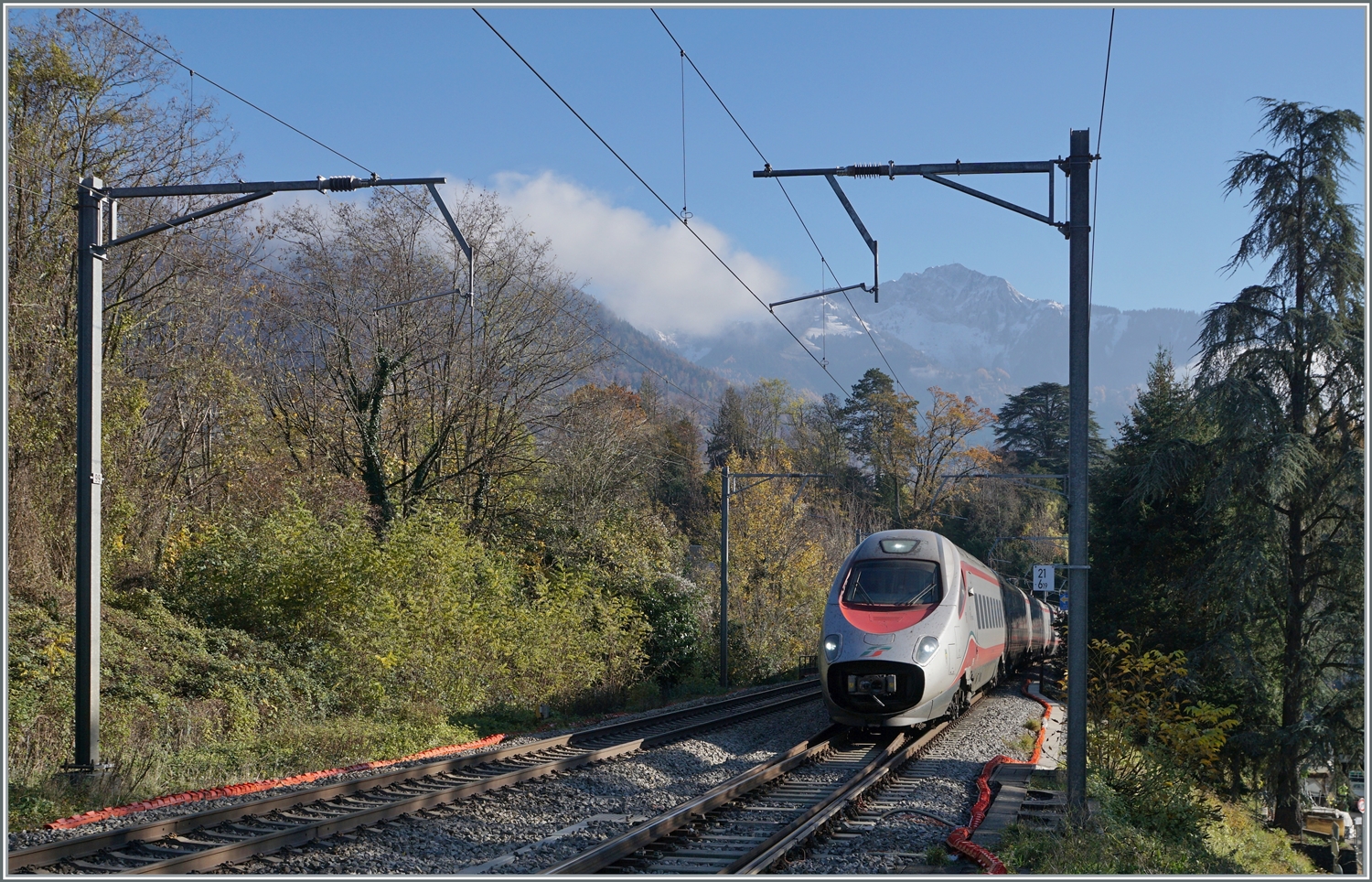 Ein FS Trenitalia mit leider offener Bugklappe fährt als EC 32 (Milano - Genève) in Burier durch.

23. Nov. 2023