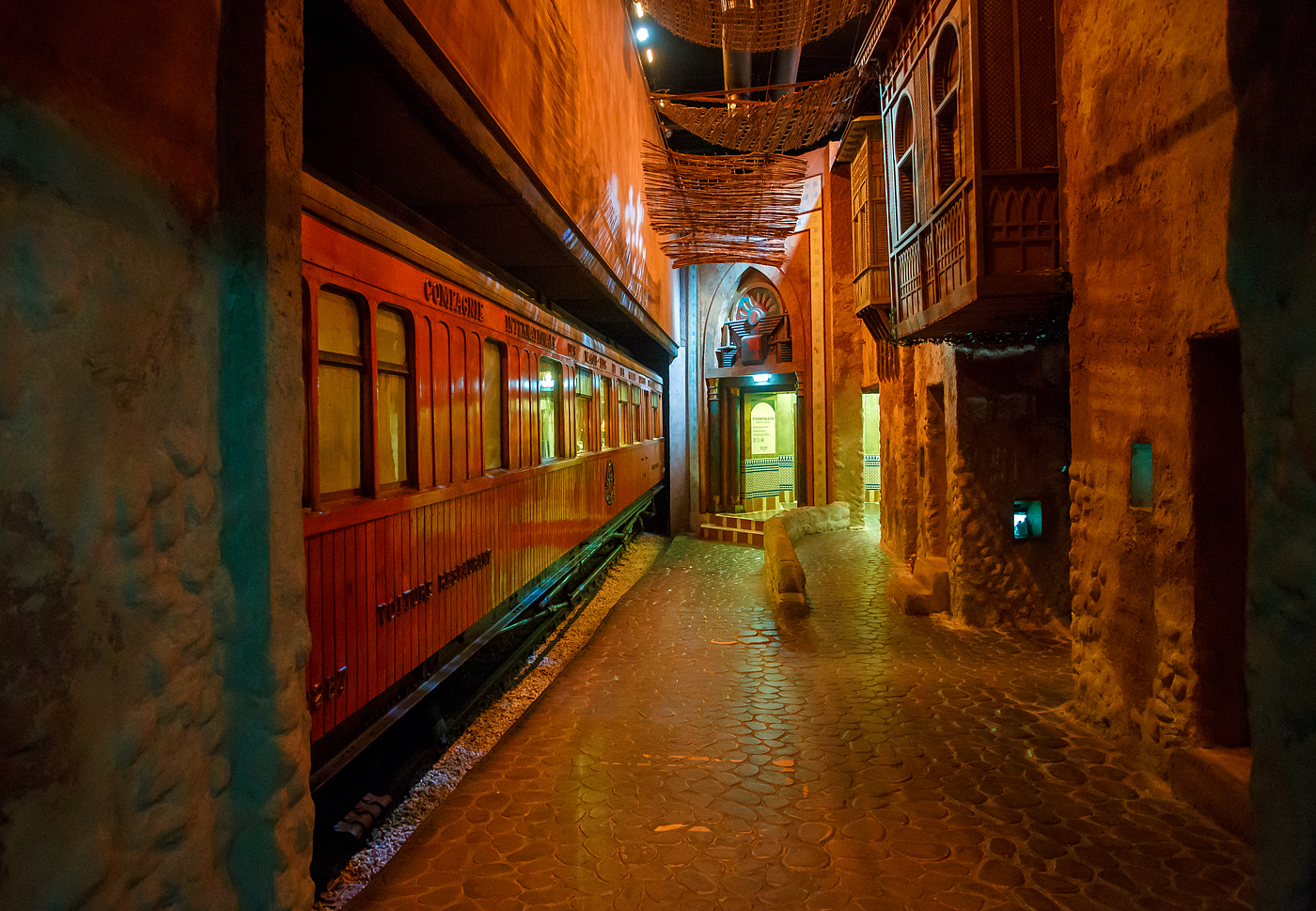 Ein Hauch von Orient in den Niederladen, der Teakholz-Speisewagen WR 2287 ehemals der CIWL - Compagnie Internationale des Wagons Lits et des Grands Express Européens, am 24 Juni 2025 im Het Spoorwegmuseum (bis 2005 NSM - Nederlands Spoorwegmuseum / Niederländischen Eisenbahnmuseum) in Utrecht im ehemaligen Bahnhof Maliebaan.

Der Wagen wurde 1911 von Rába Magyar Waggon- és Gépgyár Reszvénytársaság in Győr, Ungarn (Raab Ungarische Waggon- und Maschinenfabrik Aktiengesellschaft) für die Compagnie Internationale des Wagons Lits et des Grands Express Européens (CIWL) gebaut. 

Am 4. Dezember 1876 gründete George Nagelmackers in Belgien die „Compagnie Internationale des Wagons Lits“. Der Name wurde später zu „et des Grands Express Européens“ erweitert. Das Unternehmen konzentrierte sich hauptsächlich auf Luxusreisezüge auf internationalen Strecken. Die von der CIWL in Auftrag gegebenen Schlafwagen ermöglichten Nachtfahrten und sparten so deutlich Zeit auf langen Strecken. Dank der Speisewagen konnten zudem die bis dahin üblichen Essenspausen entfallen, was eine weitere Zeitersparnis bedeutete.

Außergewöhnliche Sorgfalt wurde auf das Rollmaterial gelegt, wie dieser luxuriöse Teakholzwagen WR 2287 im Museum beweist. Dieser Speisewagen ist einer von vielen luxuriösen Holzwaggons Teakholzwagen, die Wagon Lits für seine internationalen Züge bauen ließ, darunter auch für den bekannten Orient-Express (Paris – Istanbul). Der Wagen war hauptsächlich in Südosteuropa im Einsatz und wahrscheinlich auch im berühmten Orient-Express im Einsatz. 

Der vierachsige Speisewagen verfügt über eine Zentralheizung mit Kohleofen, eine Küche mit Kohleofen, Kühlschränken und verschiedenen Küchenutensilien. Der zweigeteilte Speisesaal bietet 36 Sitzplätze (freistehende und ledergepolsterte Stühle) an jeweils sechs Tischen für 2 bzw. 4 Personen.

Als das Eisenbahnmuseum 1953 eröffnete, bestand der Bedarf, der Öffentlichkeit Erfrischungen anzubieten. Ein hölzerner Speisewagen wurde in Erwägung gezogen, war jedoch in Westeuropa nicht mehr erhältlich. In Ungarn wurde jedoch dieser ehemalige CIWL- Teakholzwagen entdeckt, der noch immer als Dienst-und Arbeitswagen im Einsatz war. Die Werkstatt der Ungarischen Eisenbahn in Dunakeszi, damals noch hinter dem Eisernen Vorhang, restaurierte diesen Waggon vollständig und vorbildlich. Der Wagen kam 1977 ins Eisenbahnmuseum nach Utrecht. Ursprünglich sollte der Wagen vom Museum als Restaurant genutzt werden, aber nach der Renovierung in Ungarn erhielt er einen prominenten Platz in der Sammlung.

In einem solcher Wagen dieser Serie (CIWL 2419 D) wurde 1918 der Waffenstillstand des Ersten Weltkriegs unterzeichnet, 1940 die Kapitulation Frankreichs vor den Deutschen. 

TECHNISCHE DATEN:
Baujahr: 1911
Spurweite: 1.435 mm (Normalspur)
Achsen: 4 (in 2 Drehgestellen)
Achsfolge:	2'2'
Länge über Puffer: 20.400 mm
Sitzplätze: 36
