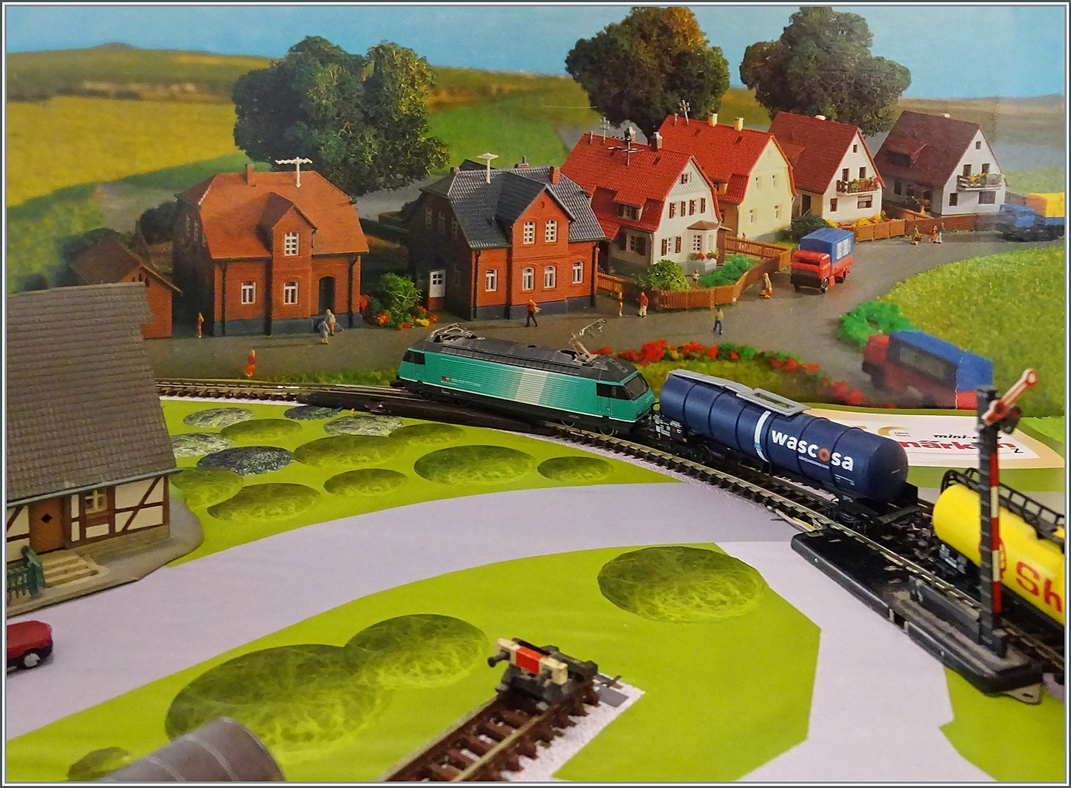 Ein kleine  Modellbahn  in Z als Teststrecke für meine Z-Bahn Fahrzeuge. 

5. Feb. 2023