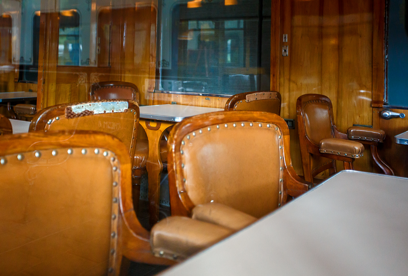 Ein kleiner Einblick von außen in den leider verschlossenen Speisewagen der Gattung WR, CIWL N° 4249 der «Blauwe Roemeen» (Blauer Rumäne), ex CIWLT 51 66 08-50 091-9 am 24 Juni 2025 im Het Spoorwegmuseum (bis 2005 NSM - Nederlands Spoorwegmuseum / Niederländischen Eisenbahnmuseum) in Utrecht im ehemaligen Bahnhof Maliebaan. 

Das Museum betrieb im Wagen kurzzeitig auch ein eigenes Museumsrestaurant. 