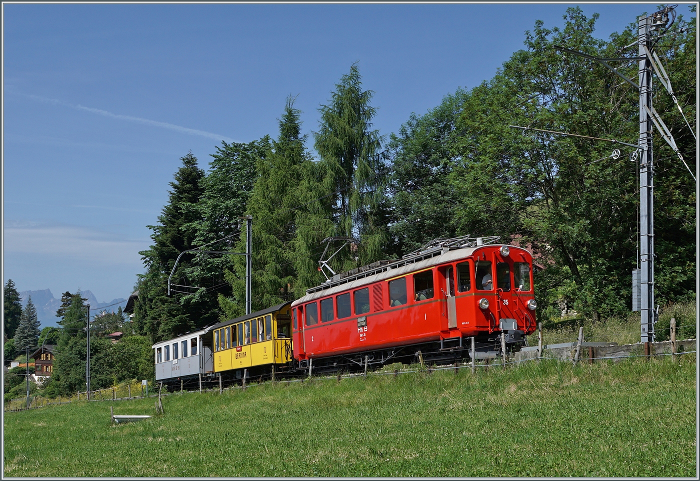 Ein kleiner Zug auf grosser Fahrt: Der RhB Bernina Bahn ABe 4/4 I N° 35 der Blonay Chamby Bahn ist mit dem Bernina Bahn As2 und dem MOB B4 N° 61 (beide auch Blonay-Chamby) als  Valrose Nostalgie Express  kurz vor Les Avants auf der Fahrt von Montreux nach Rougemont. 


15. Juni 2025