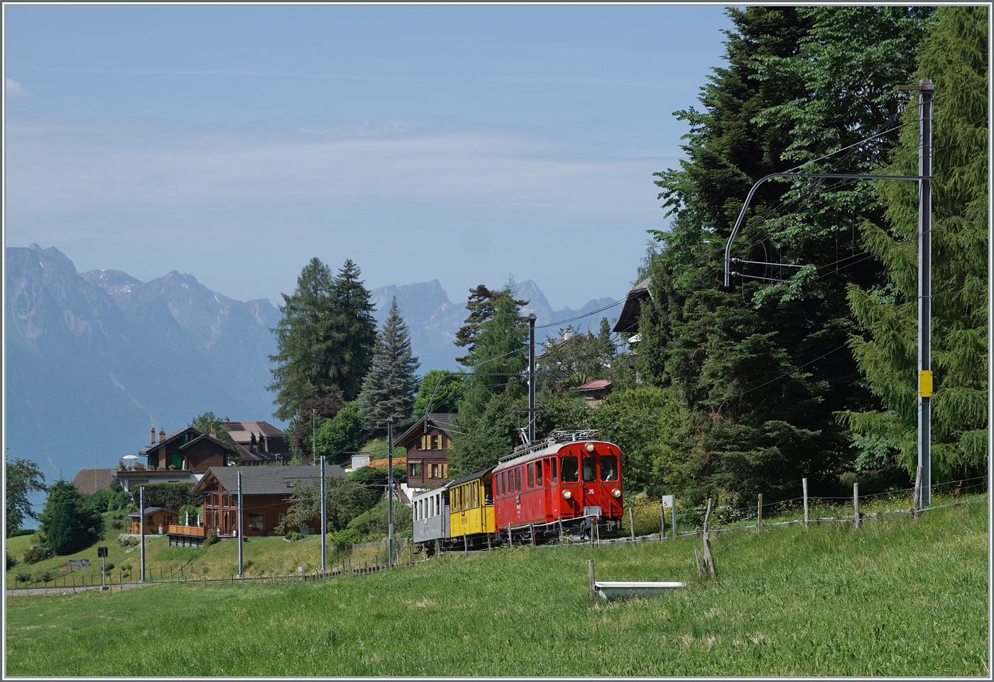 Ein kleiner Zug auf grosser Fahrt: Der RhB Bernina Bahn ABe 4/4 I N° 35 der Blonay Chamby Bahn ist mit dem Bernina Bahn As2 und dem MOB B4 N° 61 (beide auch Blonay-Chamby) als  Valrose Nostalgie Express  kurz vor Les Avants auf der Fahrt von Montreux nach Rougemont. 


15. Juni 2025