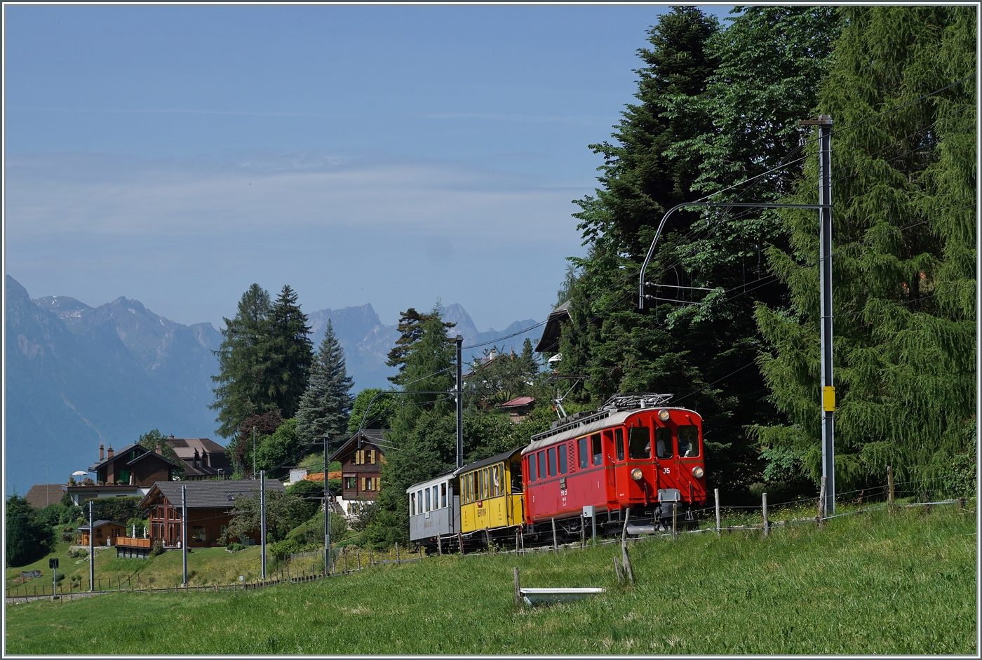 Ein kleiner Zug auf grosser Fahrt: Der RhB Bernina Bahn ABe 4/4 I N° 35 der Blonay Chamby Bahn ist mit dem Bernina Bahn As2 und dem MOB B4 N° 61 (beide auch Blonay-Chamby) als  Valrose Nostalgie Express  kurz vor Les Avants auf der Fahrt von Montreux nach Rougemont. Im Gegensatz zum vorangegangenen Bild ist hier der Zug das Hauptmotiv.

15. Juni 2025