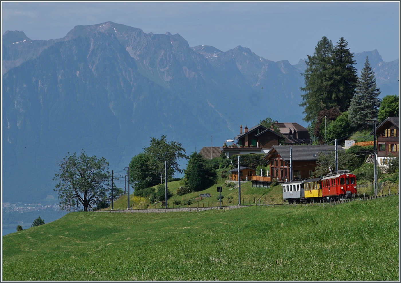 Ein kleiner Zug auf grosser Fahrt: Der RhB Bernina Bahn ABe 4/4 I N° 35 der Blonay Chamby Bahn ist mit dem Bernina Bahn As2 und dem MOB B4 N° 61 (beide auch Blonay-Chamby) als  Valrose Nostalgie Express  kurz vor Les Avants auf der Fahrt von Montreux nach Rougemont. Diese Bildvariante zeigt bewusst sehr viel Landschaft und nur einen sehr kleinen Zug.

15. Juni 2025