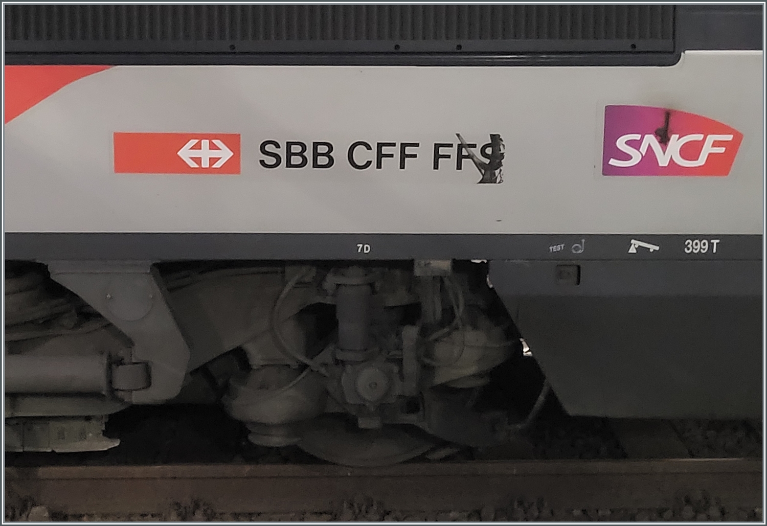 Ein kleines Detail am Rande: am TGV Lyria kann man die (in der Kategorie erwähnte) Zusammenarbeit sehr schön sehen, steht doch am Triebkopf  SBB CFF FFS  und  SNCF . 

Lausanne, den 20. Feb. 2024