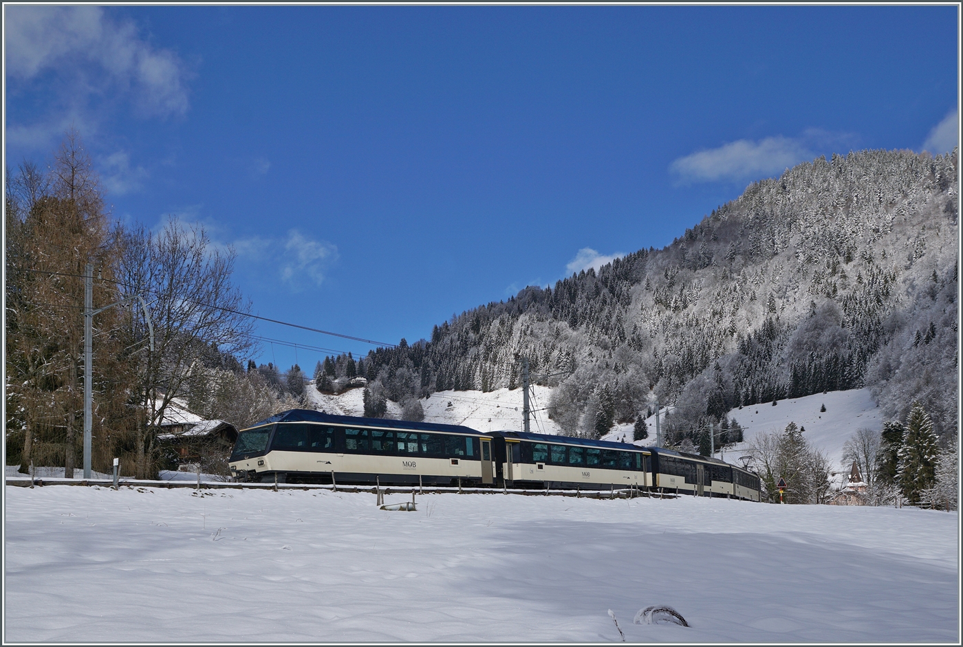 Ein MOB Regionalzug von Zweisimmen nach Montreux in der Winterlandschaft bei Les Avants.

3. Jan. 2025