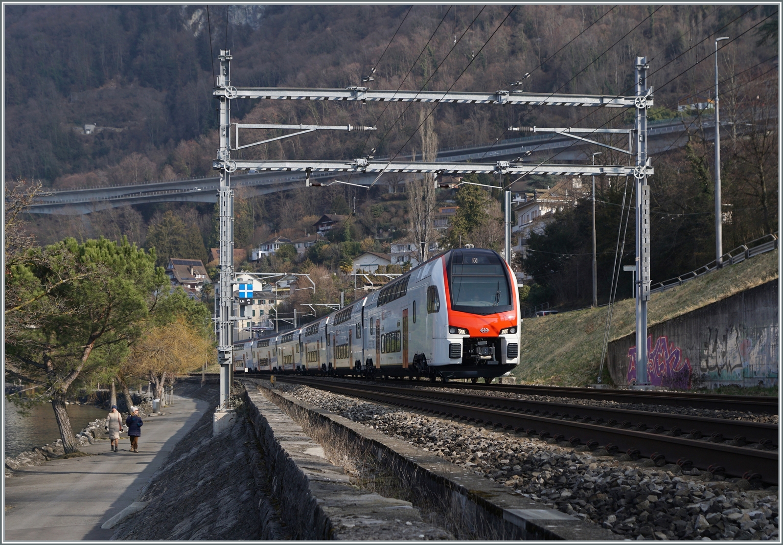 Ein neuer RABe 512 (Fernverkehrsvariante des RABe 511) bei Villeneuve auf Probefahrt. 

8. Feb. 2023