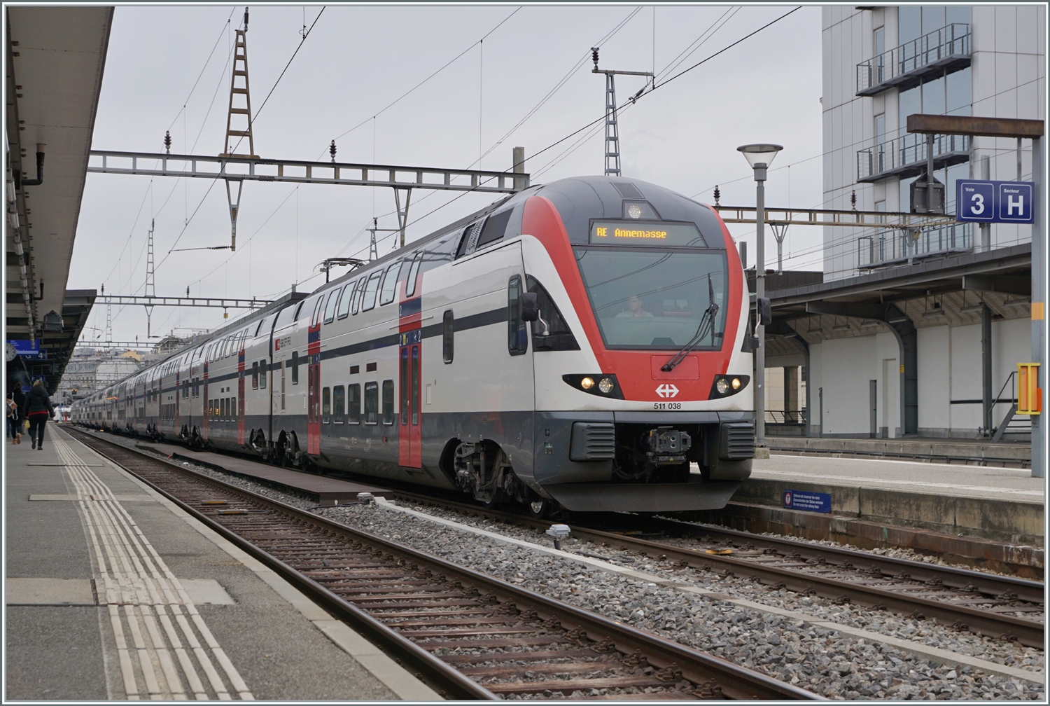 Ein RE33 nach Annemasse bestehend aus dem RABe 511 038 und einem weiteren wartet in Genève auf die Abfahrt. 

4. März 2024
