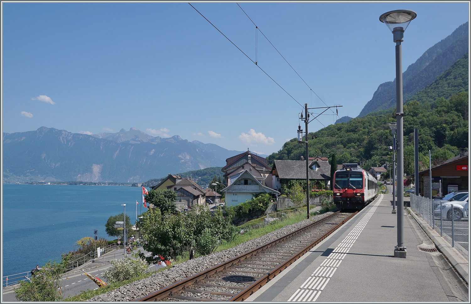Ein Region Alps Domino erreicht als Regionalzug von Brig kommend sein Ziel St-Gingolph.

22. Juli 2022