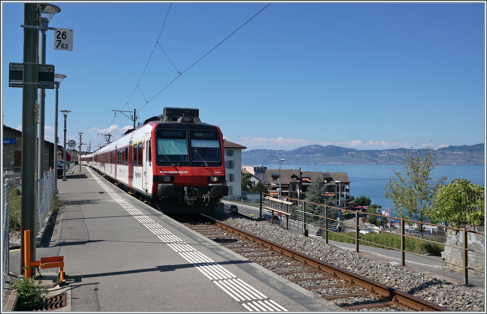Ein Region Alps RBDe 560 Domino wartet in St-Gingolph auf die Abfahrt in Richtung St-Maurice. 

16.08.2022
