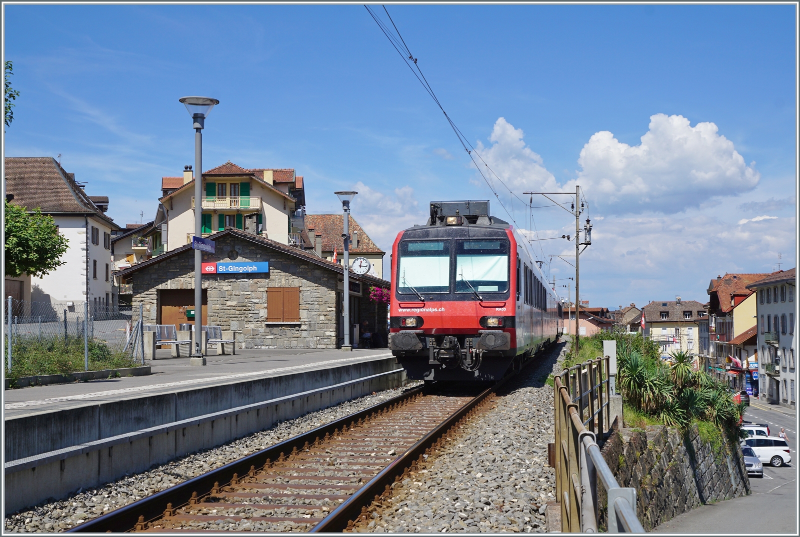 Ein Region Alps RBDe 560 Domino wartet in St-Gingolph (Suisse) auf die Rückfahrt nach Brig. 

30. Juli 2022