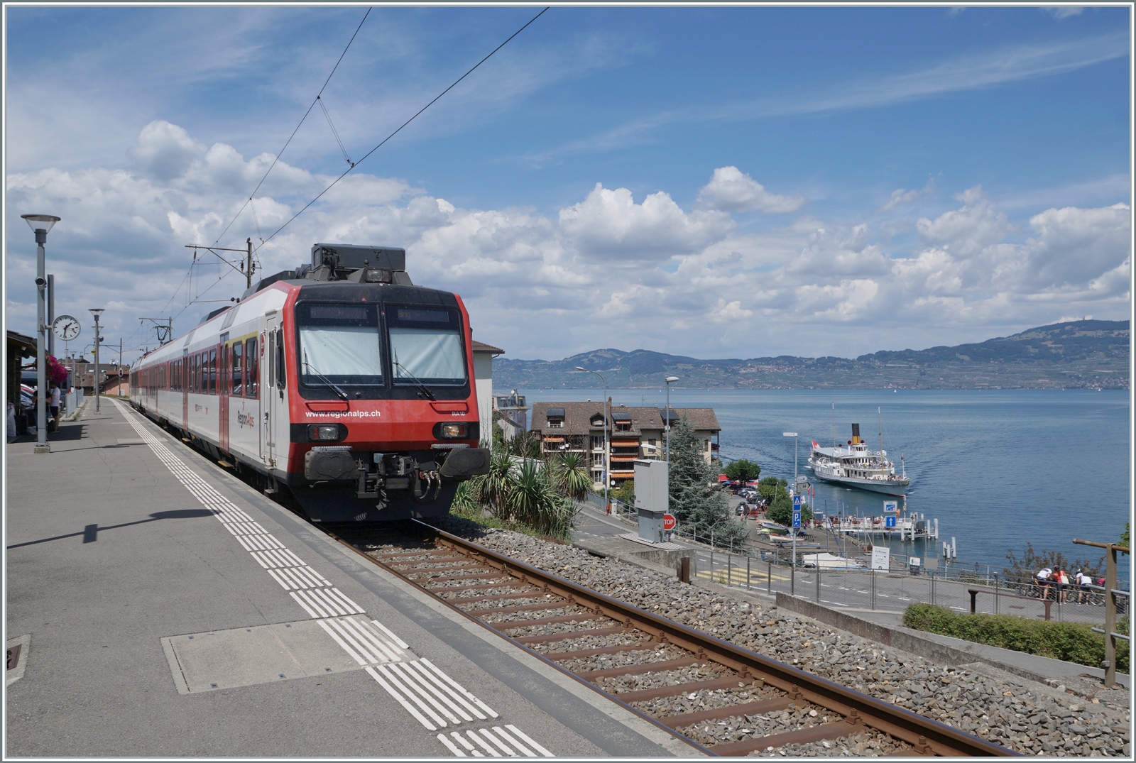 Ein RegionAlpes Regionalzug wartet in St-Gingolph auf die Rückfahrt nach Brig. Im Hintergrund auf dem Genfersee ist ein Raddampfer zu erkennen der von Lausanne kommend nun in St-Gingolph anlegt.

30. Juli 2022