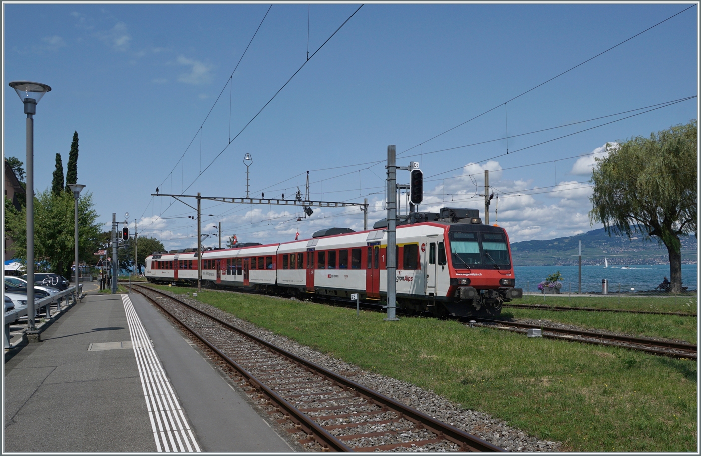 Ein RegionAlps RBDe 560 Domino erreicht von St-Gingolpf kommend den früheren Grenzbahnhof von Bouveret. 

24. Juli 2024