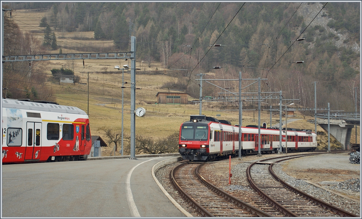 Ein RegionAlps RBDe 560 Domino nach Le Châble erreicht Sembrancher und vermittelt einen guten Anschuss an den im linken Bildteil nur anschnittsweise zu sehenden RABe 525 nach Orsière. 

19. März 2011