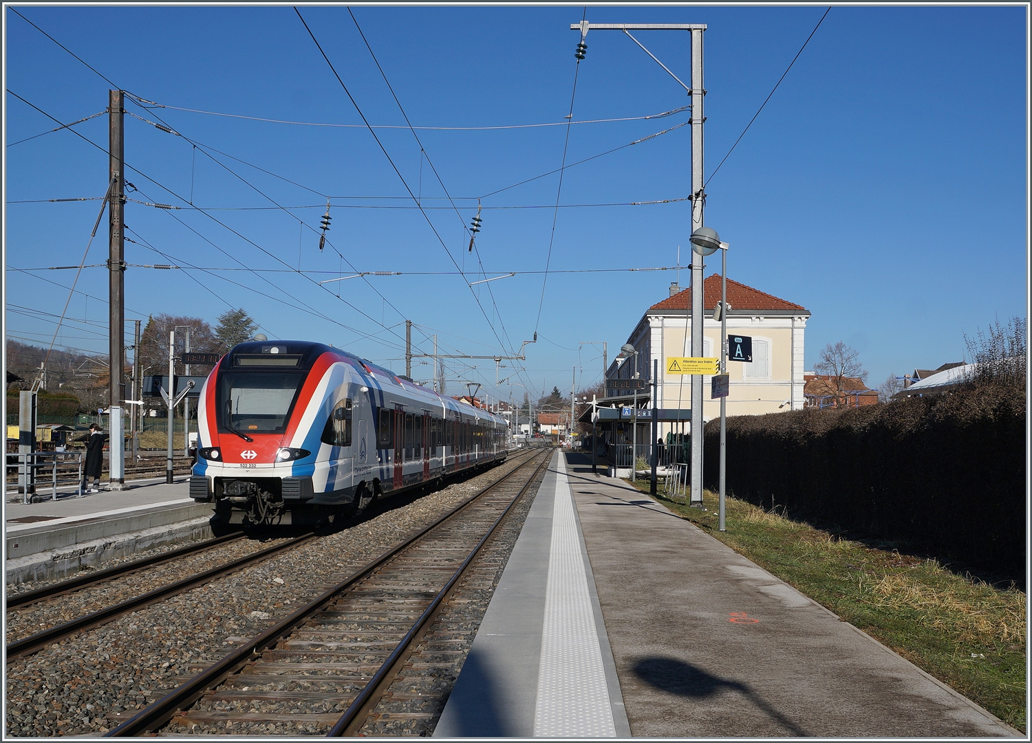 Ein SBB LEX RABe 522 auf dem Weg von Annecy nach Coppet wartet La Roche sur Foro auf den Gegen- und Anschlusszug nach St Gervais Les Bains Le Fayet. 

14. Feb. 2023
