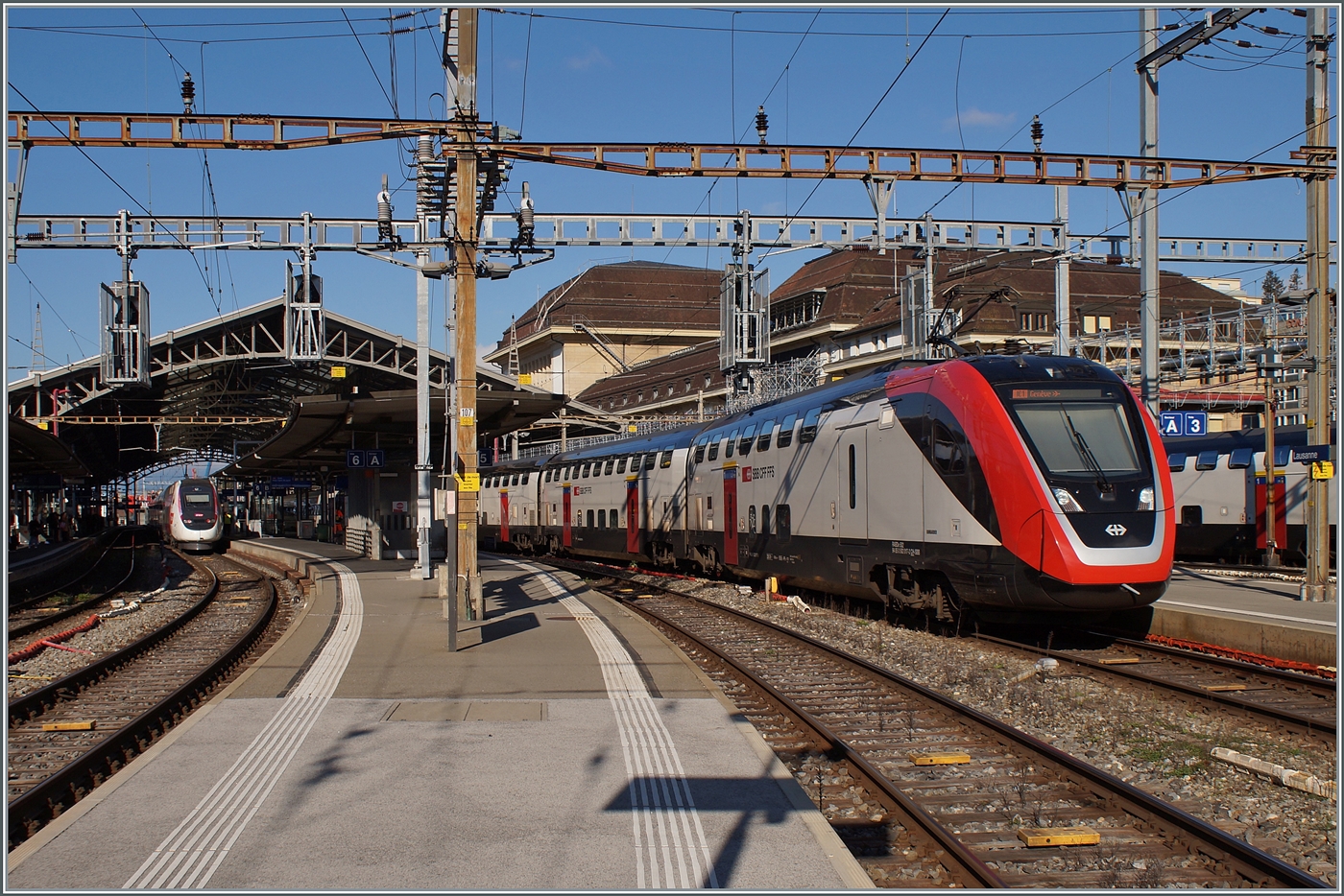 Ein SBB RABDe 502  Twindexx  ist als IC in Lausanne auf dme weg nach Genève Aéroport. 

7. März 2024