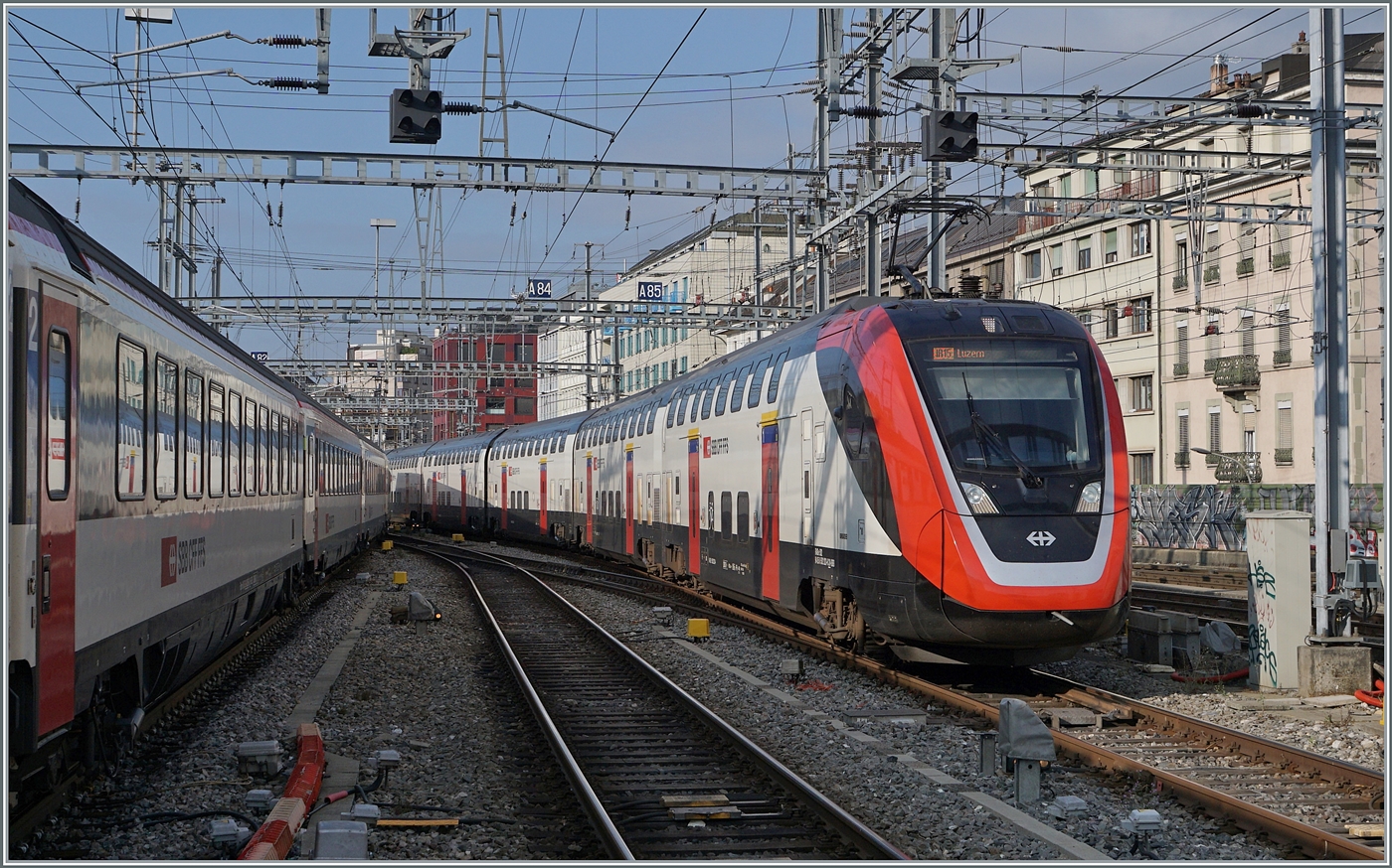 Ein SBB RABDe 502  Twindexx  als IR 15 von Gneève-Aéroport nach Luzern erreicht den Bahnhof vn Genève. 

20. Aug. 2024