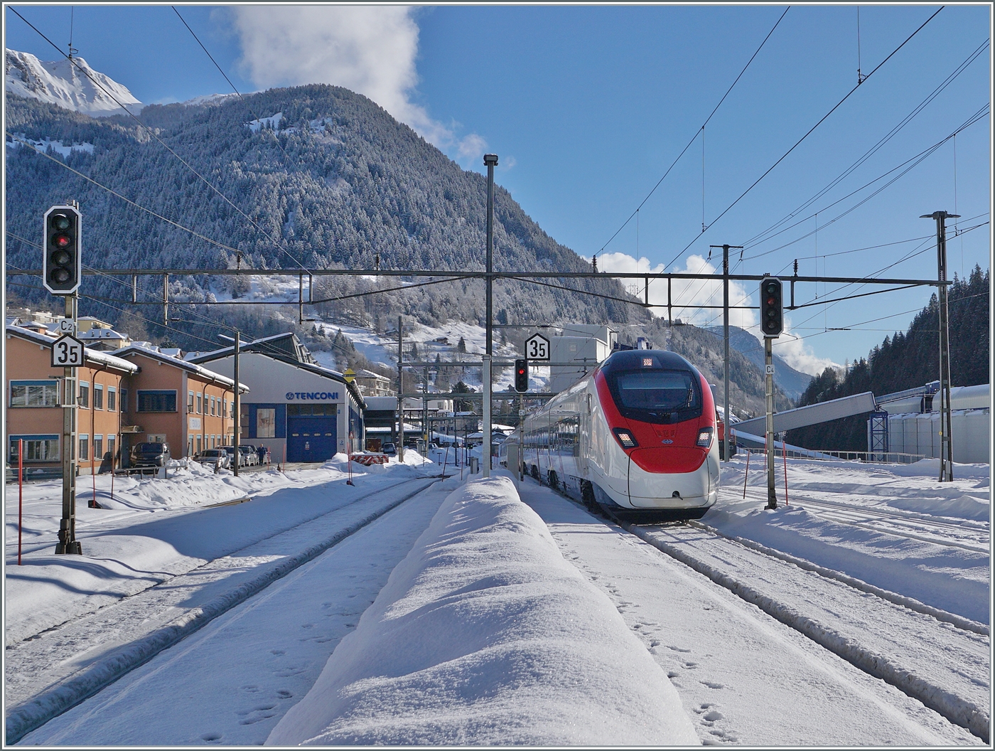 Ein SBB RABe 501  Giruno  ist als IC 21 10672 in Airolo auf dem Weg nach Basel SBB. 

21. Januar 2025