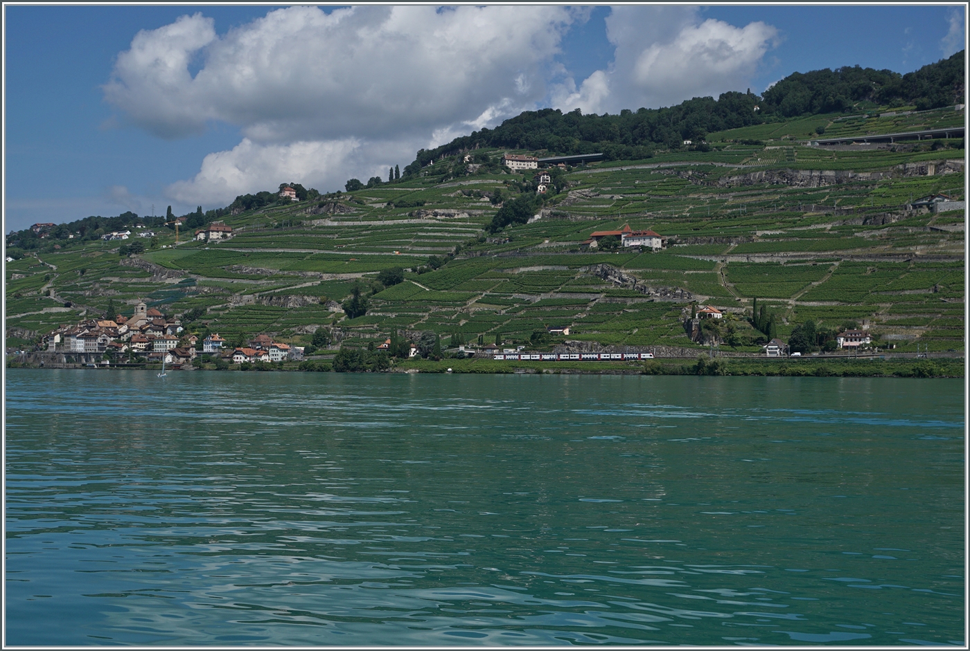 Ein SBB RABe 511 ist kurz nach St-Saphorin auf dem Weg in Richtung Vevey. Das Bidl entatnd auf einem CGN Schiff auf dem Weg nach Lausanne. 

2. Aug. 2024