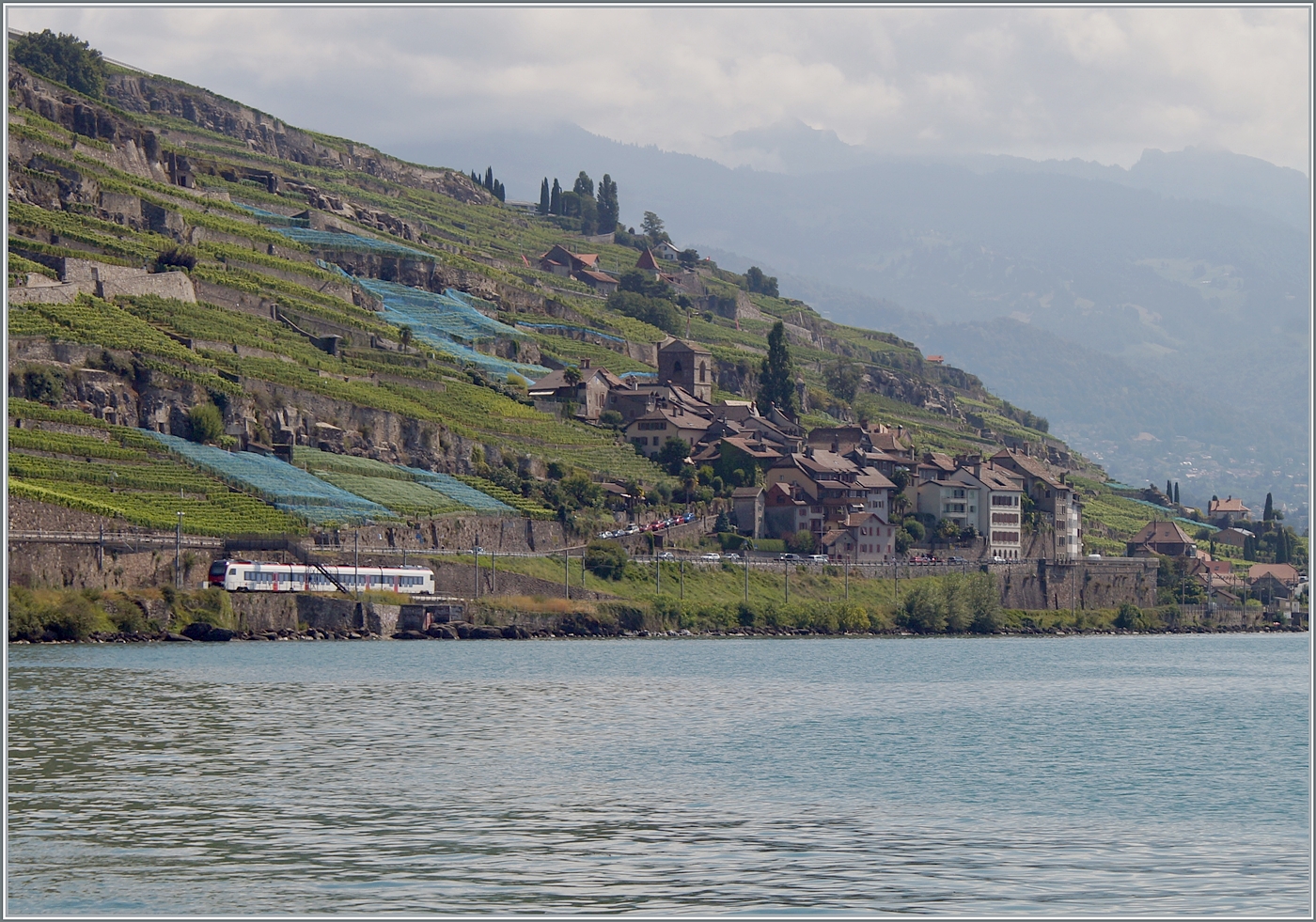 Ein SBB RABe 523 50x  Mouette  ist als Regionalzug kurz vor St-Saphorin unterwegs. 

16. Aug. 2018