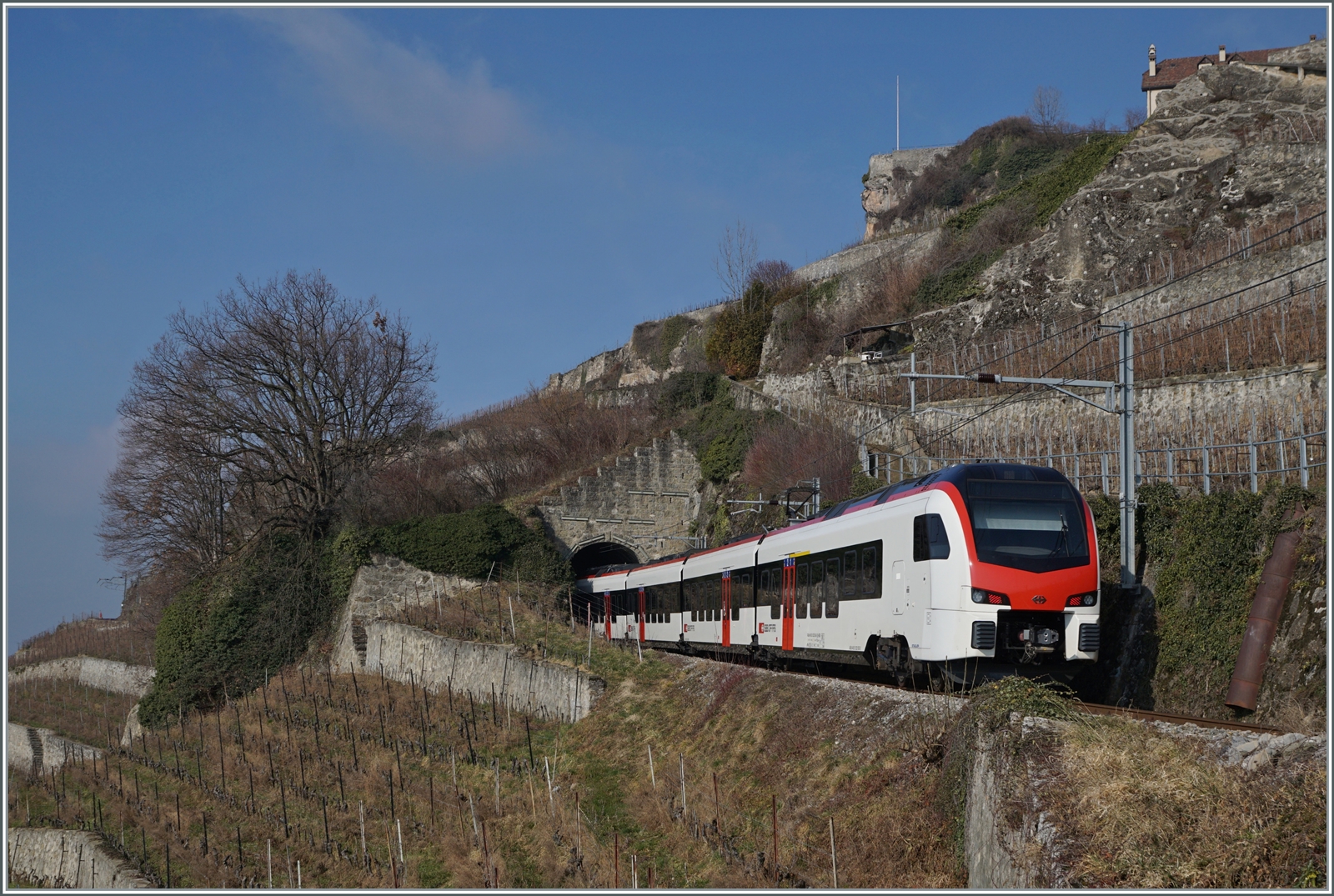 Ein SBB RABe 523.5 (Fernverkehrsvariante) ist als Regionalzug auf der  Train des Vignes Strecke unterwegs.

11. Feb. 2023