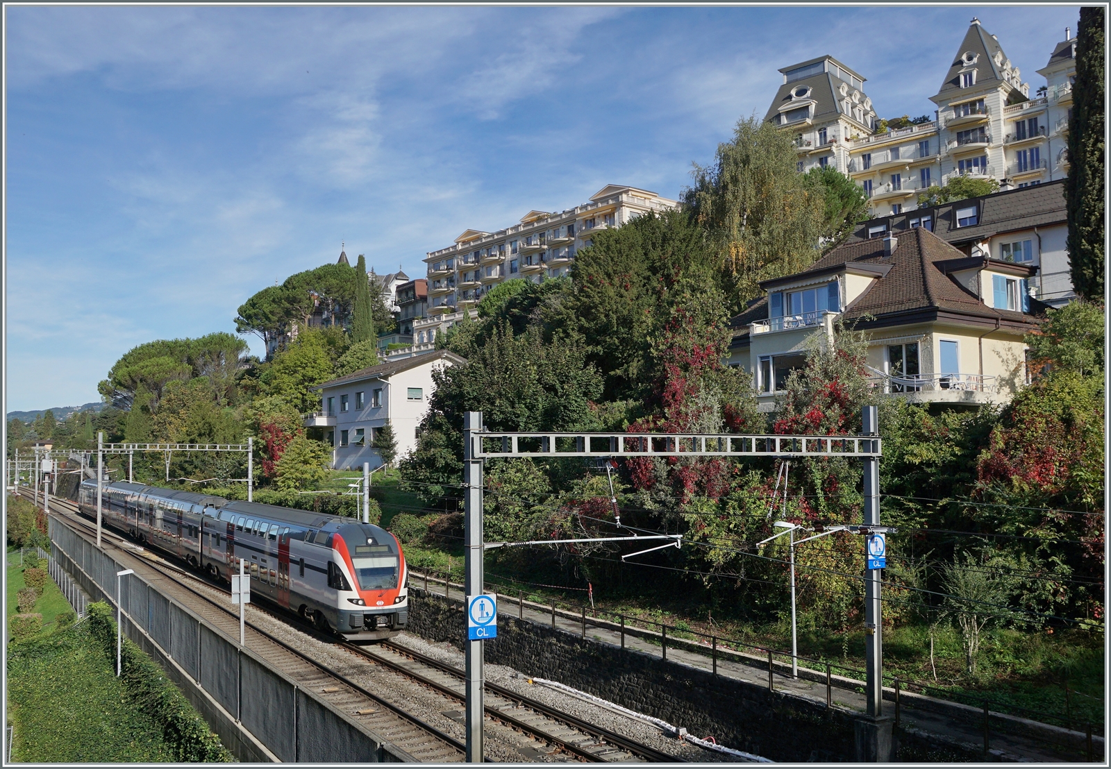 Ein SBB RABe 535 ist als RE 33 bei Montreux auf dem Weg von Annemasse nach St-Maurice. 

3 Okt. 2022