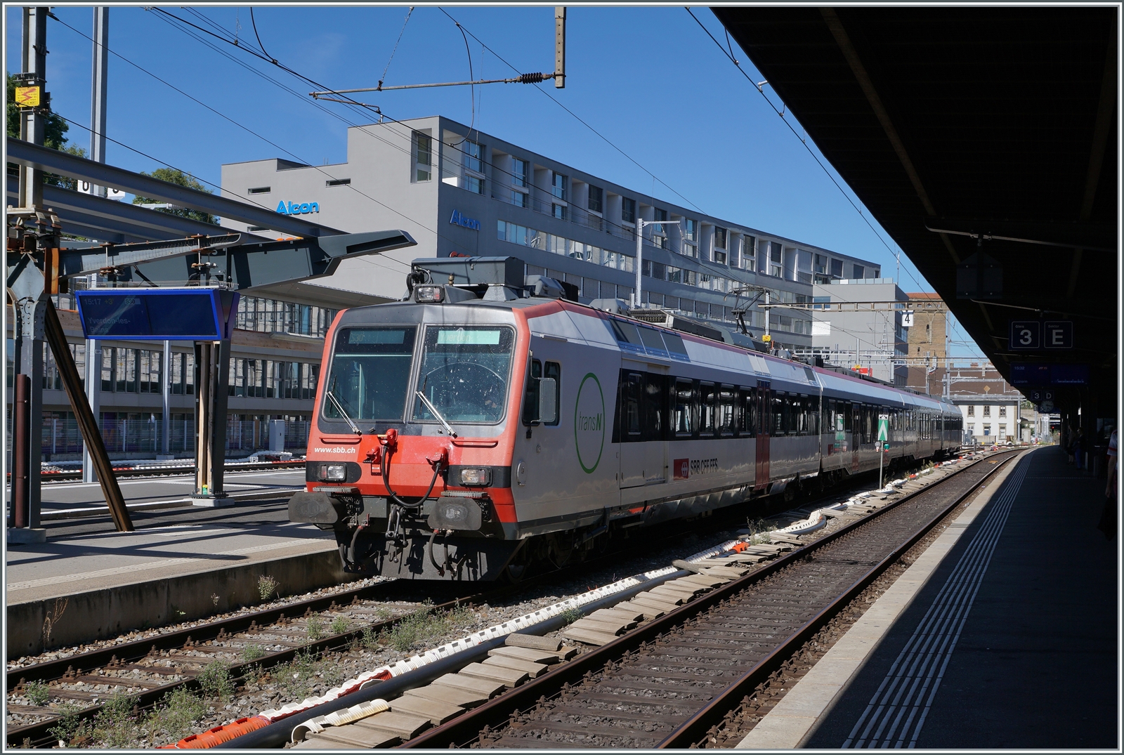 Ein SBB RBDe 560 mit TransN-Logo wartet in Fribourg auf die Abfahrt nach Yverdon. 

12. Sept. 2022
