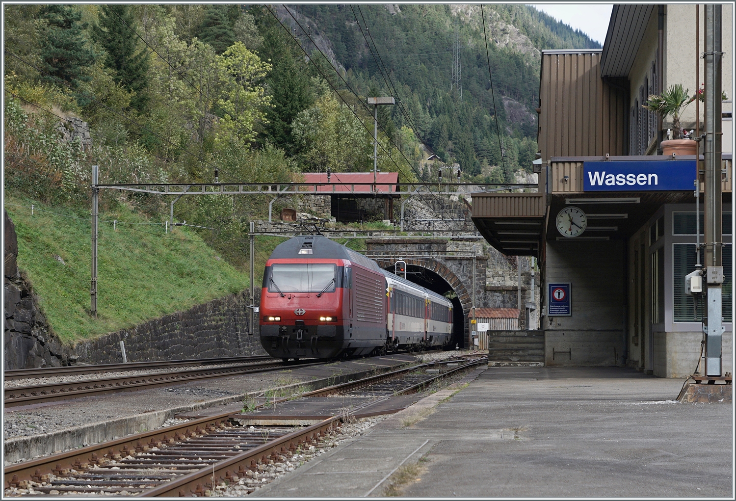 Ein SBB Re 460 fährt mit einem IC2 auf dem Weg in Richtung Arth Goldau durch den Bahnhof von Wassen. 

19. Oktober 2023