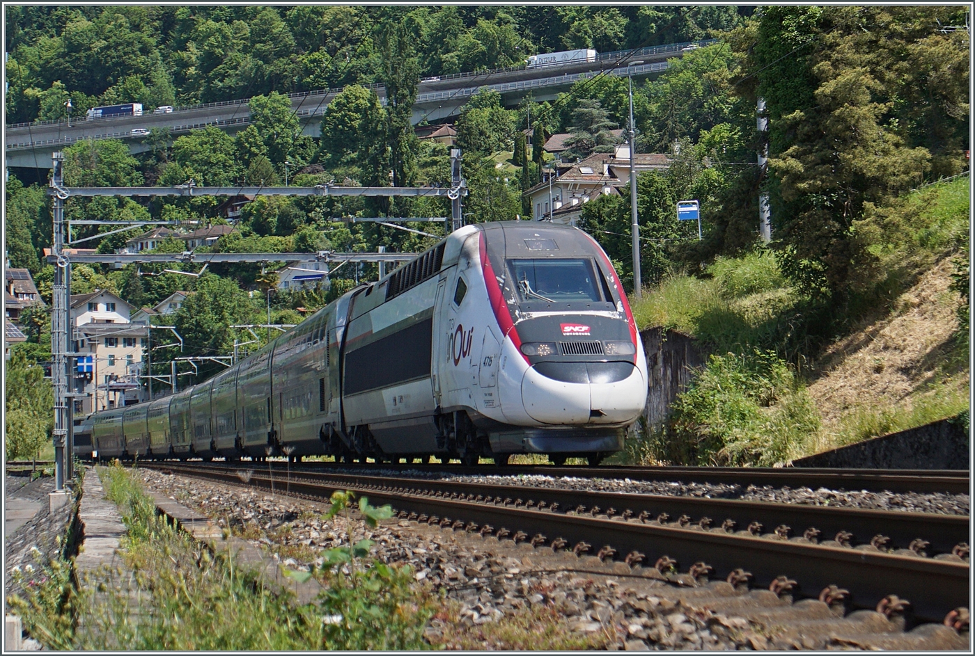 Ein TGV! bei Villeneuve? - nicht dass ich hier noch nie einen gesehen hätte, ABER im Frühjahr 2017 fuhr der letzte TGV de Neige von Lausanne in Richtung Wallis und zurück, denn durch die Umstellung der Strecken auf ETCS konnte die Verbindung nicht mehr angeboten werden. Der TGV Bern - Paris via Basel verkehrte infolge fehlender ETCS Ausrüstung der TGV Züge via Stammlinie statt NBS. Somit war es mehr als überraschend, als plötzlich heute bei Villeneuve ein TGV auftaucht! Im Bild der inoui TGV Rame 4715 bei Villeneuve, Ziel und Zweck der Fahrt sind mir unbekannt.

4. Juni 2024 