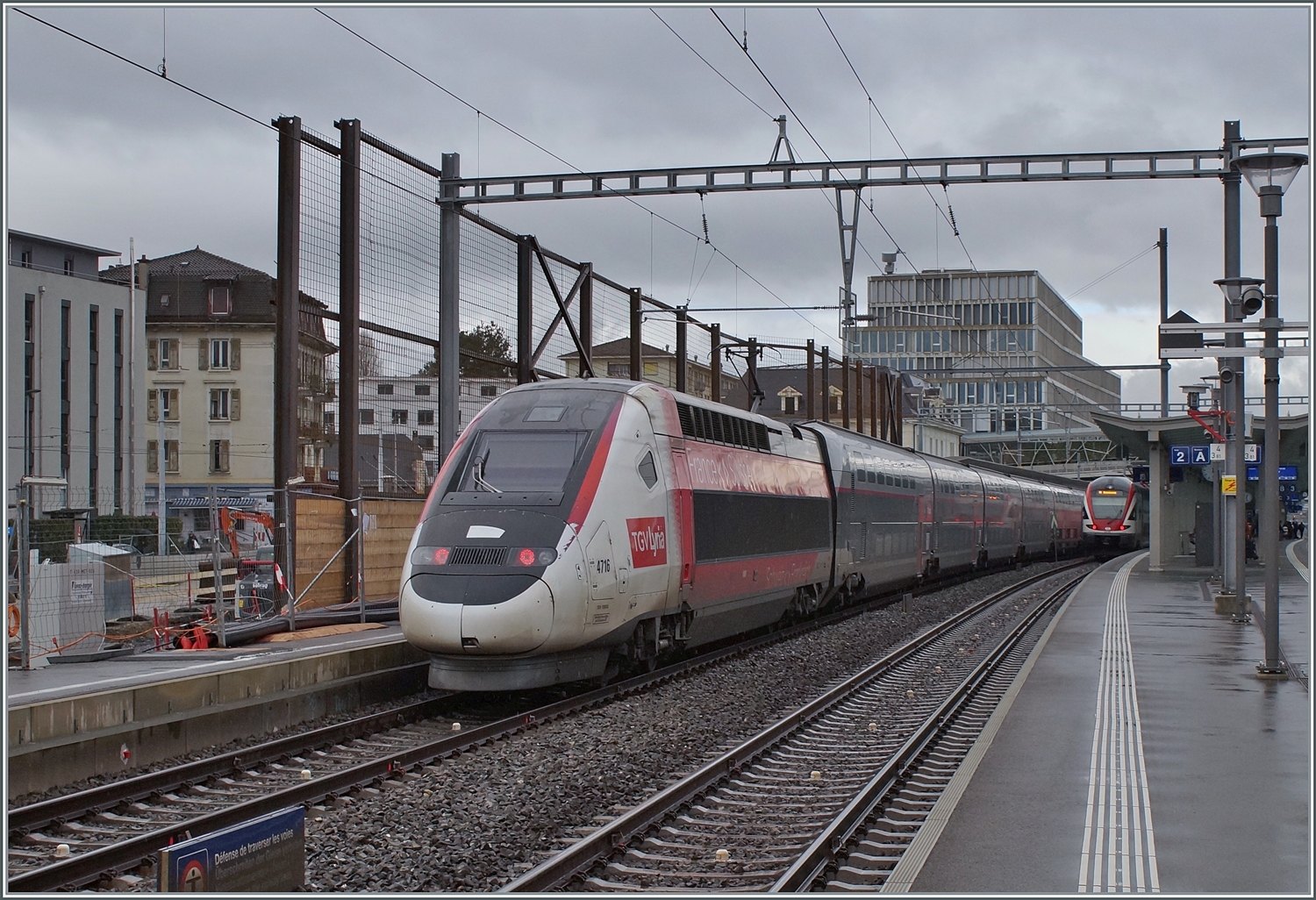 Ein TGV Lyria von Lausanne nach Paris fährt ohne Halt durch den Bahnhof von Renens VD. 

14. Dez 2023
