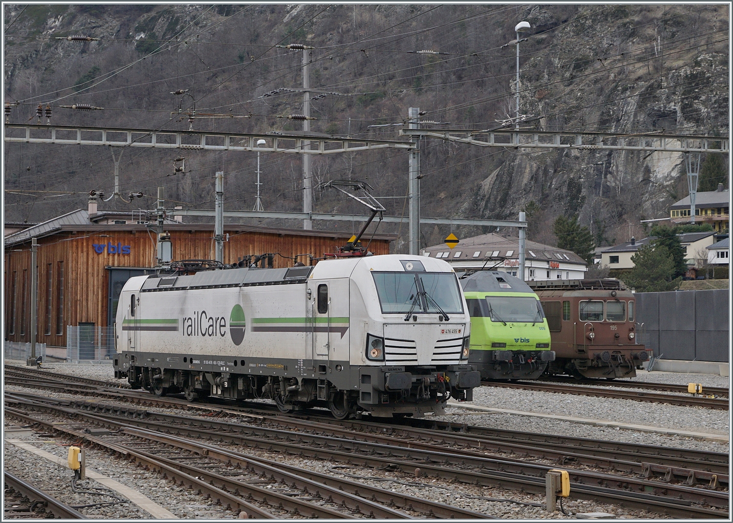Eine kleine, zufällige Lokparade in Brig: Rechst im Bild die BLS Re 4/4 195  Untersee  von 1986, daneben die nur gut zehn Jahre ältere BLS Re 465 009  Napf  und im Vordergrund auf Rangierfahrt die 2017 abgelieferte Rem 476 455  Bern . 

2. Feb. 2024