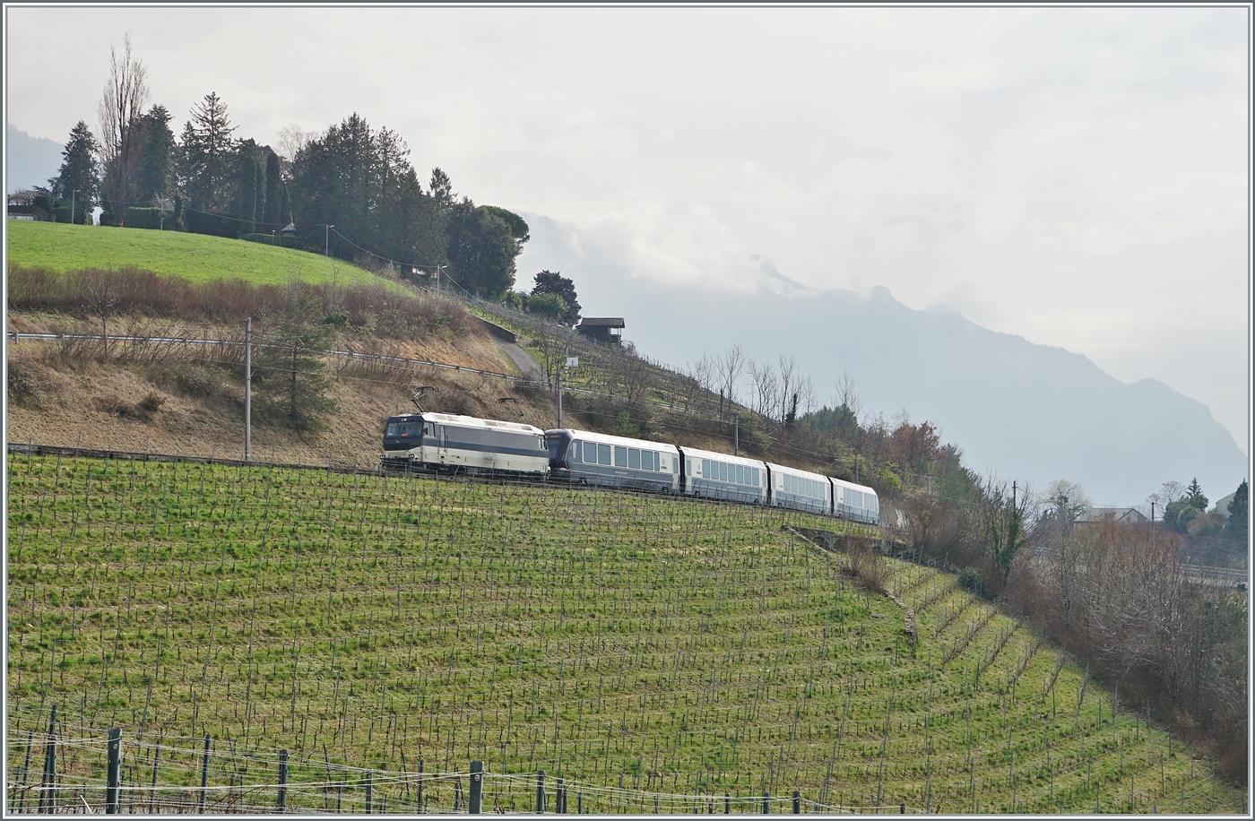 Eine MOB Ge 4/4 Serie 8000 ist mit ihrem GoldenPass Express bei Planchamp von Montreux nach Interlaken Ost unterwegs. Der Zug wurde in Zweisimmen umgespurt und von einer BLS Re 465 übernommen.

28. Feb. 2024