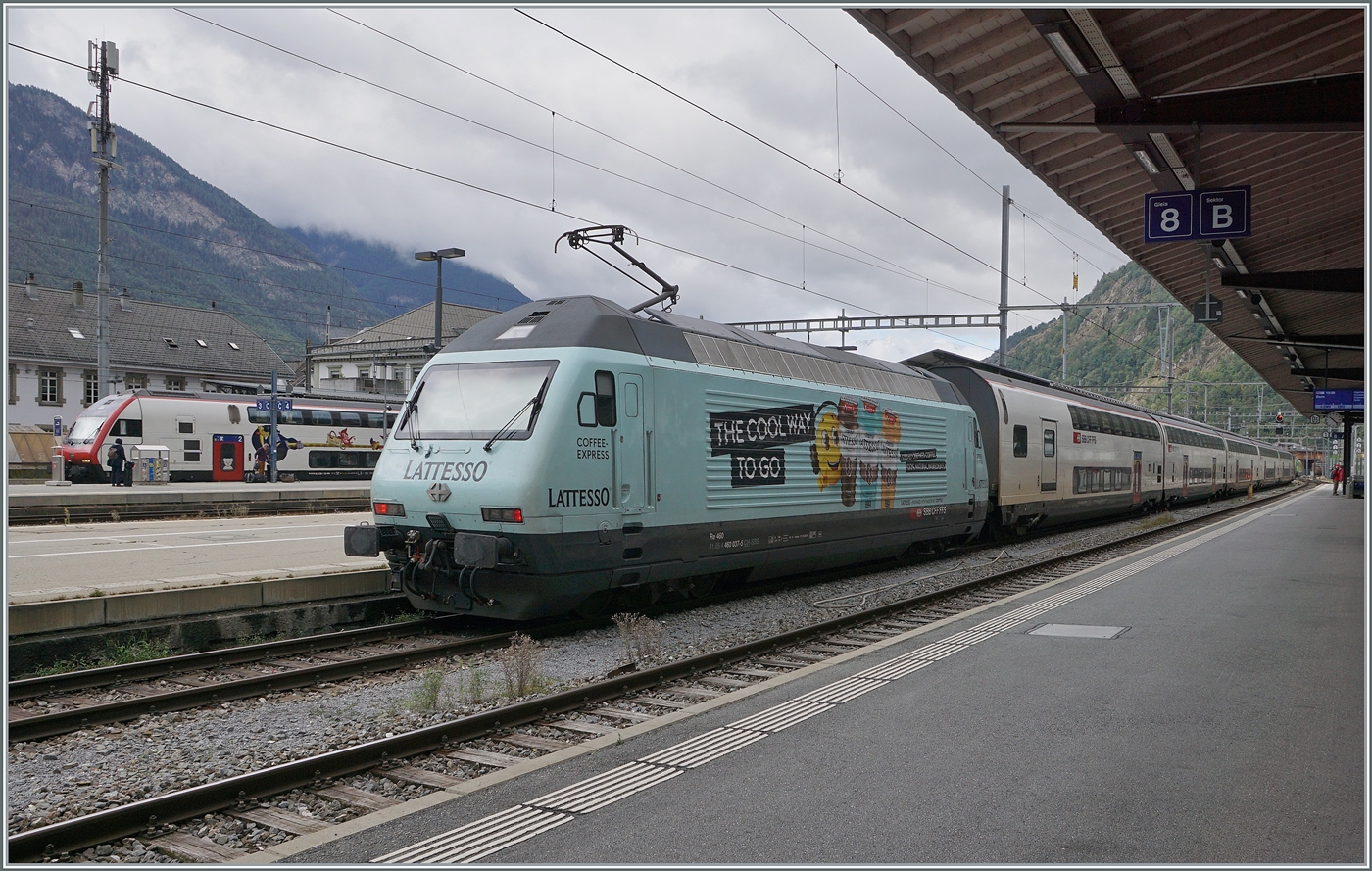 Eine neue Werbelok: die SBB Re 460 037 LATTESSO wartet mit einen IR 90 in Birg auf die Abfahrt in Richtung Genève. 

12. September 2024